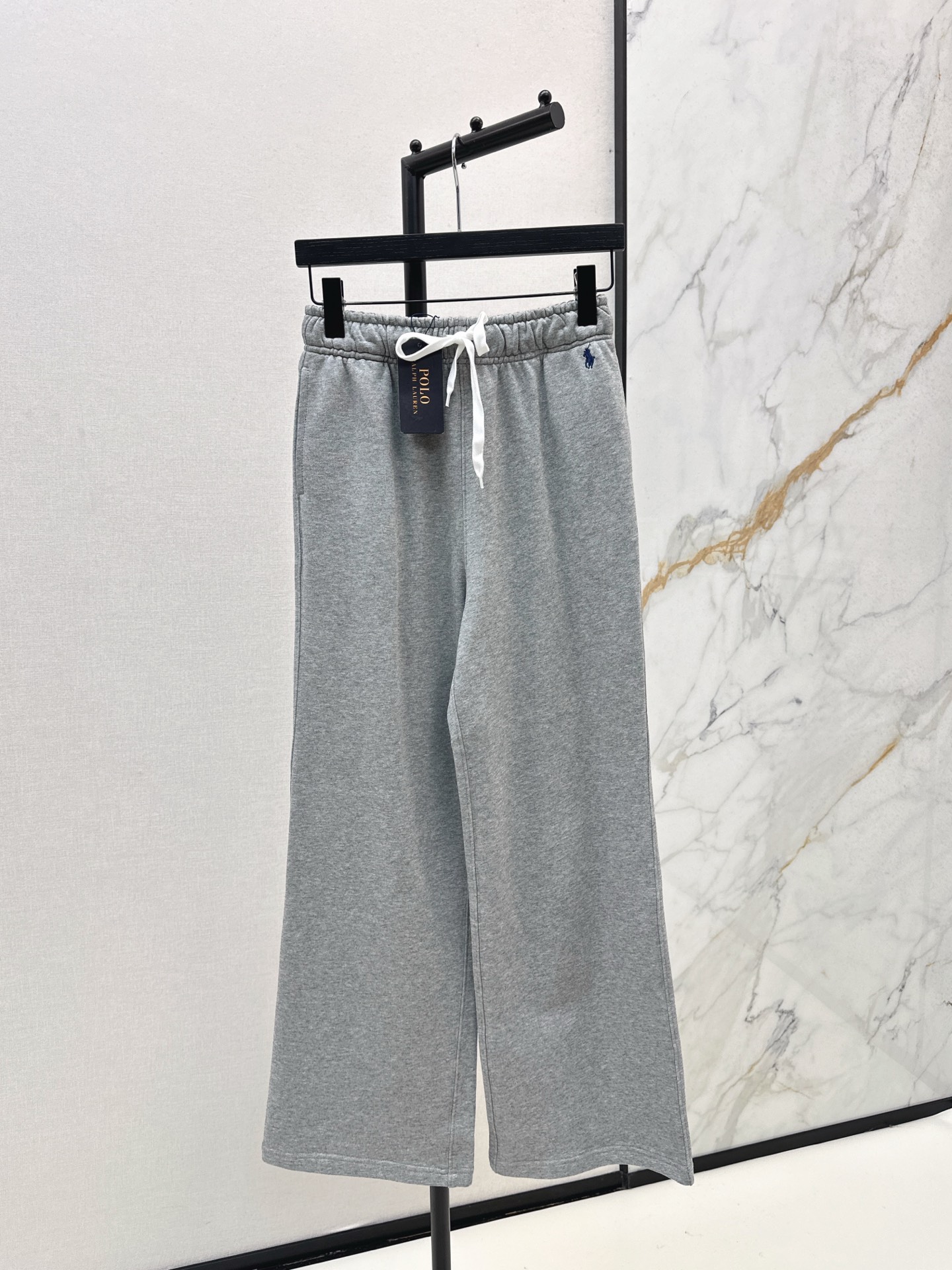 NO:506579,Recommended single models RL 25Ss———The latest autumn and winter pony embroidery decoration Lao Qian casual suit Recommended one set of matching lapel half-zipper sweatshirt + elastic straight trousers Super easy to wear Set of wearing It is versatile whether it is a set of matching or worn alone. Casual and sporty style Old Qian has temperament and is definitely not afraid of outdated. Always classic. Two-color split development. SML, hoodie, sweatshirts, alexander wang19860909爆单款推荐 RL 25Ss————秋冬最新款小马刺绣装饰老钱休闲套装 推荐一套一套搭配 翻领半拉链卫衣+松紧直筒卫裤 超级好穿的一套 不管是一套搭配或者单独穿都很百搭 休闲运动风 老钱有气质 绝对不怕过时 永远经典 两色分开发 现货发售sml,,hoodie,sweatshirts,alexander wang,Women's clothing