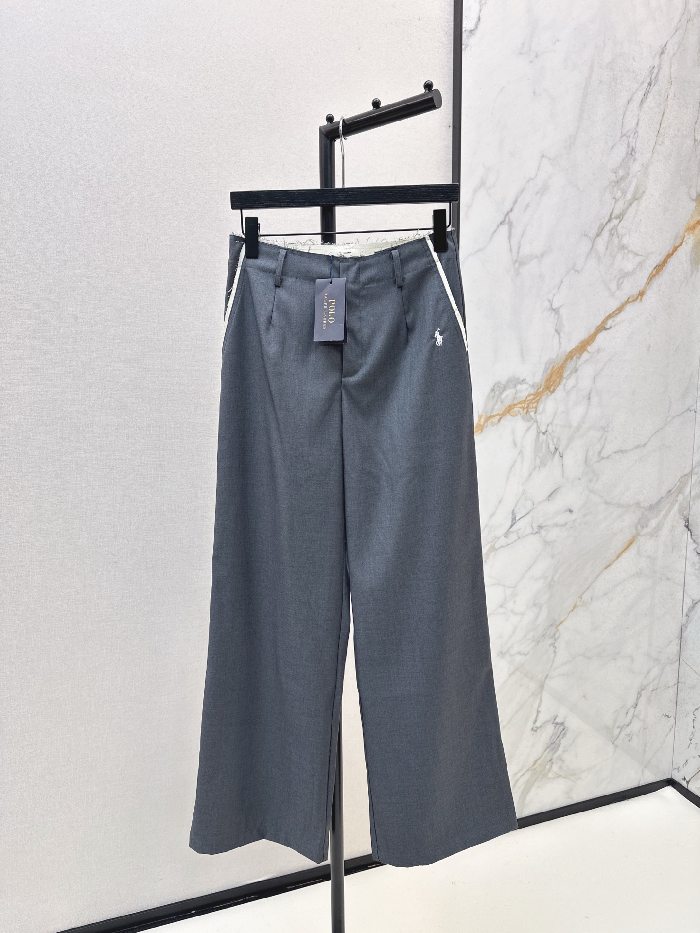 NO:506603,All-match trousers RL 25Ss———The latest style of contrasting edge waist design in autumn and winter. Whether it is matched with casual T-shirts or shirt jackets, it is OK. Real name versatile. It can be formal and casual. The waist is contrasting bristle design. Pony embroidery + straight wide-leg pants. Super cover. Two-color spot-on sml,, jackets & coats,shirts,tees, t-shirt,alexander wang19860909百搭西裤 RL 25Ss————秋冬最新款撞色边腰头设计直筒西裤 不管是搭配休闲T恤或者衬衫外套都OK 实名百搭 可正式可休闲 腰部采用撞色毛边设计 小马刺绣+直筒阔腿裤型 超级遮肉 两色现货发售sml,,jackets & coats,shirts,tees，t-shirt,alexander wang,Women's clothing