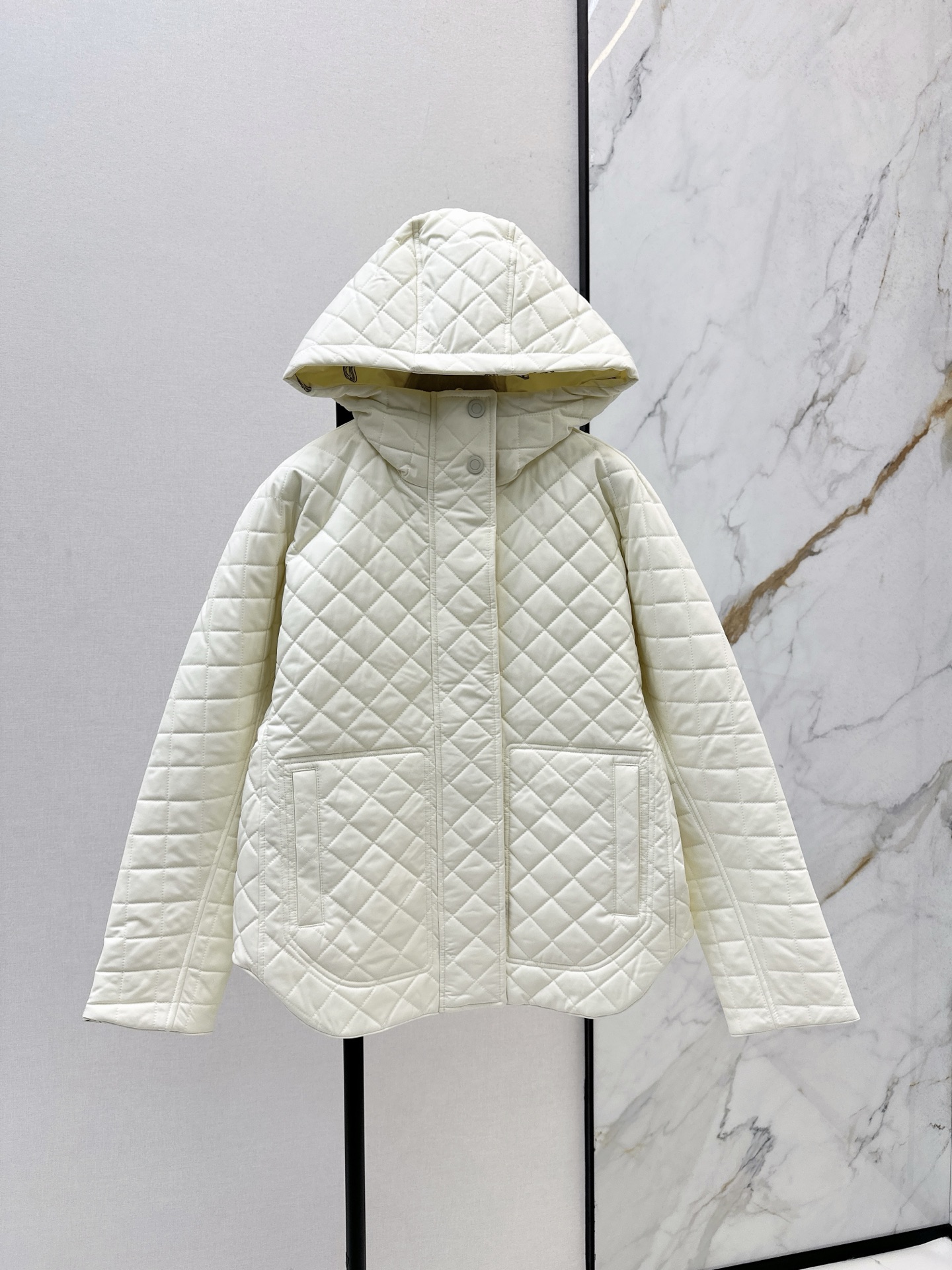 NO:506584,Double-sided wearable Her 25Ss———The latest hooded quilted digital printed double-sided cotton jacket age-reducing hooded H-style tailoring, a bit like a Korean doll shirt. Double-sided wearable, handsome on one side, the other side is the donut shape. The pockets on both sides are very unique. The solid color side is diagonally opened on the side. The pockets on the donut are snap-bars. The front double-sided zipper and zipper head. Flip pockets with rubber saddle nail buckle. Details are in place. Two-color spot sml,, jackets & coats,hats,alexander wang19860909双面可穿 Her 25Ss————秋冬最新款连帽绗缝数码印花双面棉服外套减龄连帽H版型剪裁 有点韩版那种娃娃衫的感觉 双面可穿 一面帅气 另一面是那种甜甜圈造型 两面的口袋造型很别致 纯色这面在侧面斜开 甜甜圈这面的口袋是按扣处理 前襟双面拉链和拉链头 翻盖口袋橡胶马鞍钉扣 细节到位 两色现货发售sml,,jackets & coats,hats,alexander wang,Women's clothing