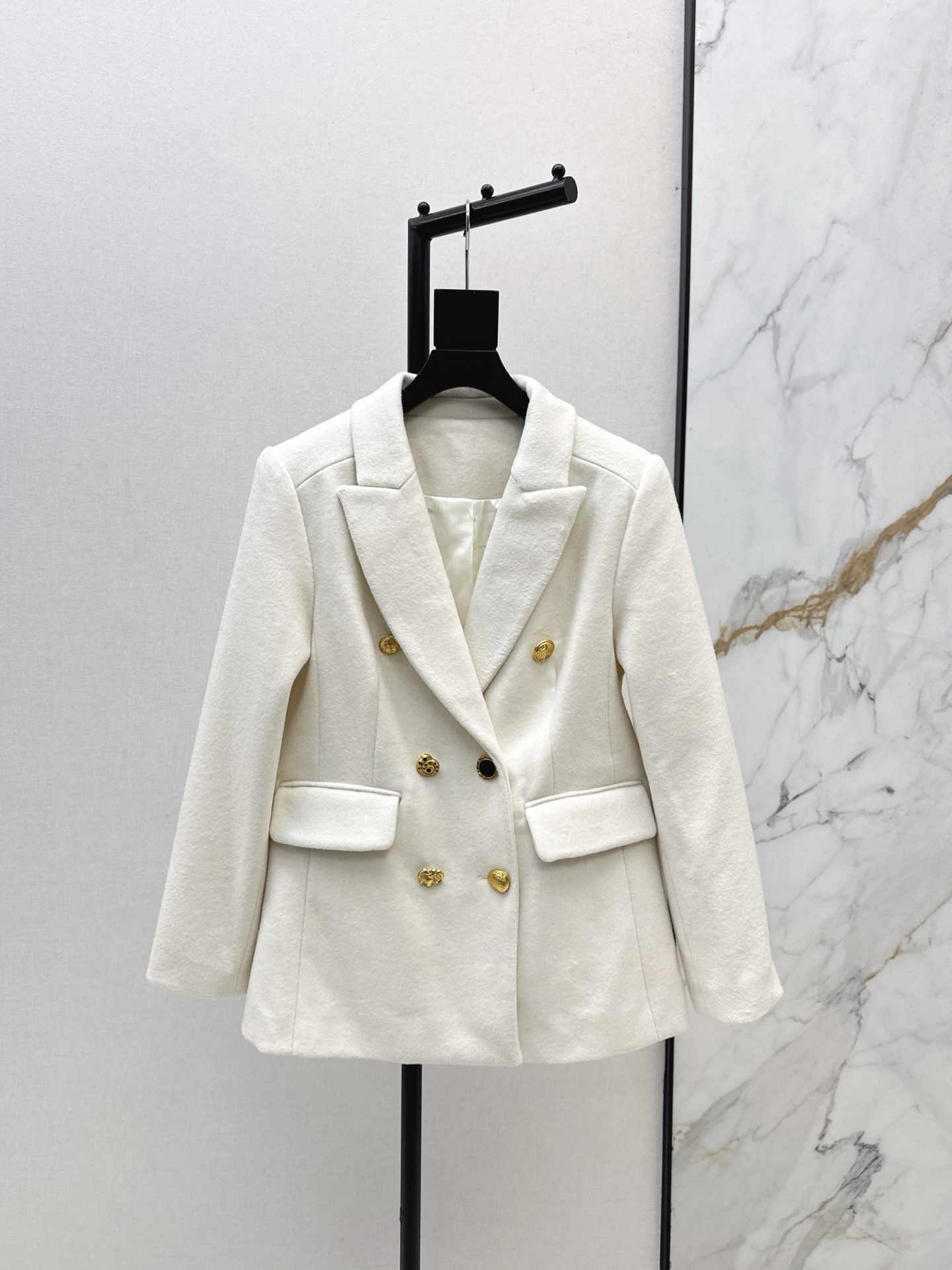 NO:506581,schlaparell~ 25Ss———The latest style of cool and handsome high-end wool suit jacket in autumn and winter, imported wool fabric is quite wide, high-end three-dimensional right-angle shoulder craftsmanship, low-key and luxurious design is excellent!  Highly recommend classic and versatile items!  The three-dimensional upper body looks slim and tall!  Imported custom wool fabric is quite broad and has a great texture. It is available in stock. SML, Jackets & coats, business suit, alexander wang19860909schlaparell～ 25Ss————秋冬最新款潇洒帅气的高级羊毛大西装外套进口羊毛面料挺阔 高定立体直角肩工艺 低调奢华设计感超赞！强烈推荐经典百搭单品！立体版型上身显瘦又高挑！进口定制色织羊毛面料挺阔质感超赞 一色现货发售sml,,jackets & coats,business suit,alexander wang,Women's clothing