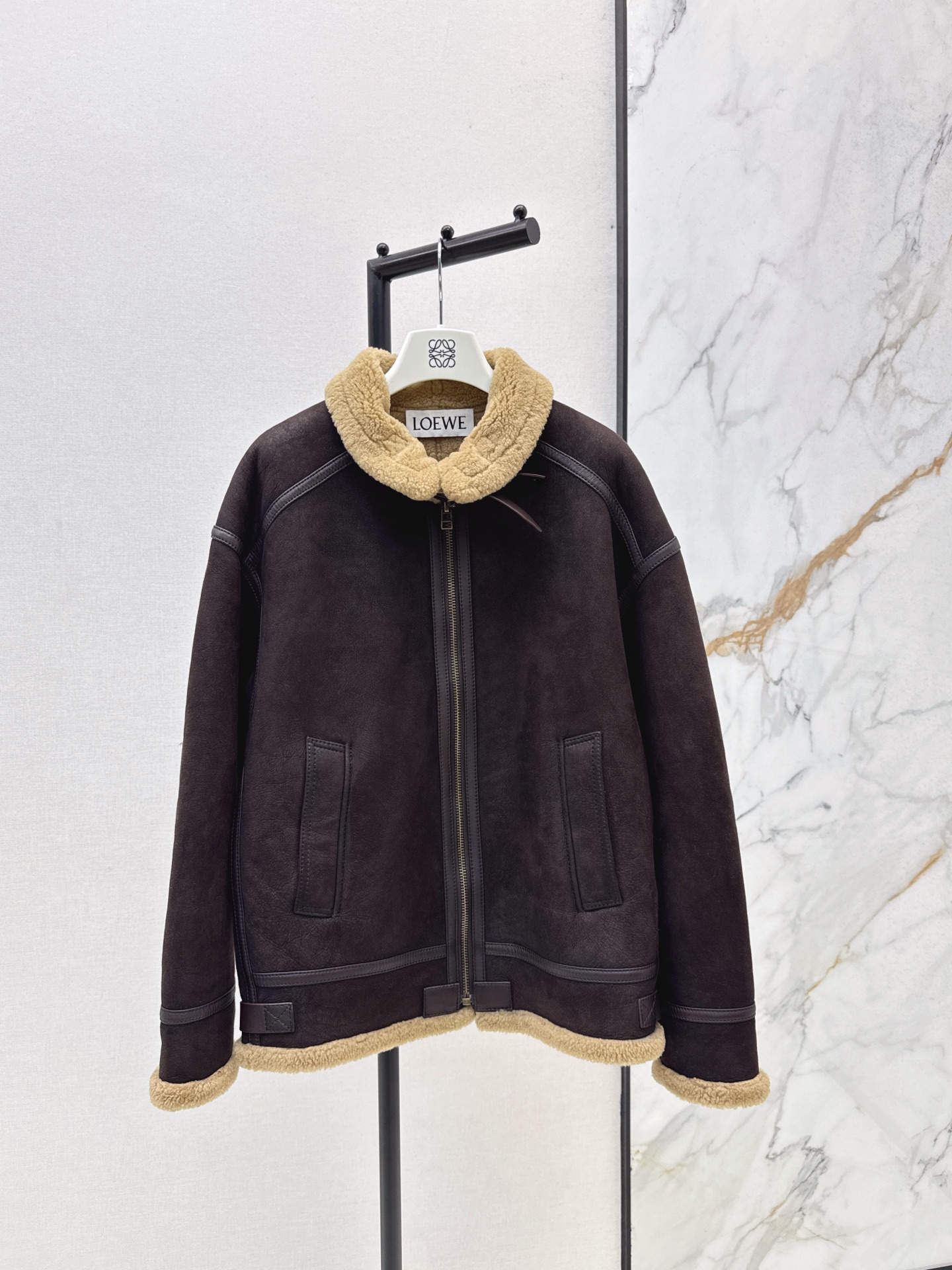 NO:506578,The same style as men and women Loe 25Ss———The latest autumn and winter haute couture fur integrated bomber jacket custom made old craftsmanship imported Turkish fur integrated texture thick and wide texture small jacket design cut milky and cool classic H-style upper body handsome and fashionable leather face facing outward fur facing inward, keep warm and cold and refuse to be bloated. One-color spot sml, loewe, jackets & coats, jackets & coats, alexander wang19860909配防尘袋男女同款 Loe 25Ss———秋冬最新款高定皮毛一体飞行员夹克外套定制做旧工艺 进口土耳其皮毛一体 质感厚实挺阔 小夹克设计剪裁又奶又酷 经典H版型上身帅气又时髦 皮面朝外毛面朝里 保暖御寒拒绝臃肿 一色现货发售sml,,loewe,jackets & coats,jackets & coats,alexander wang,Women's clothing