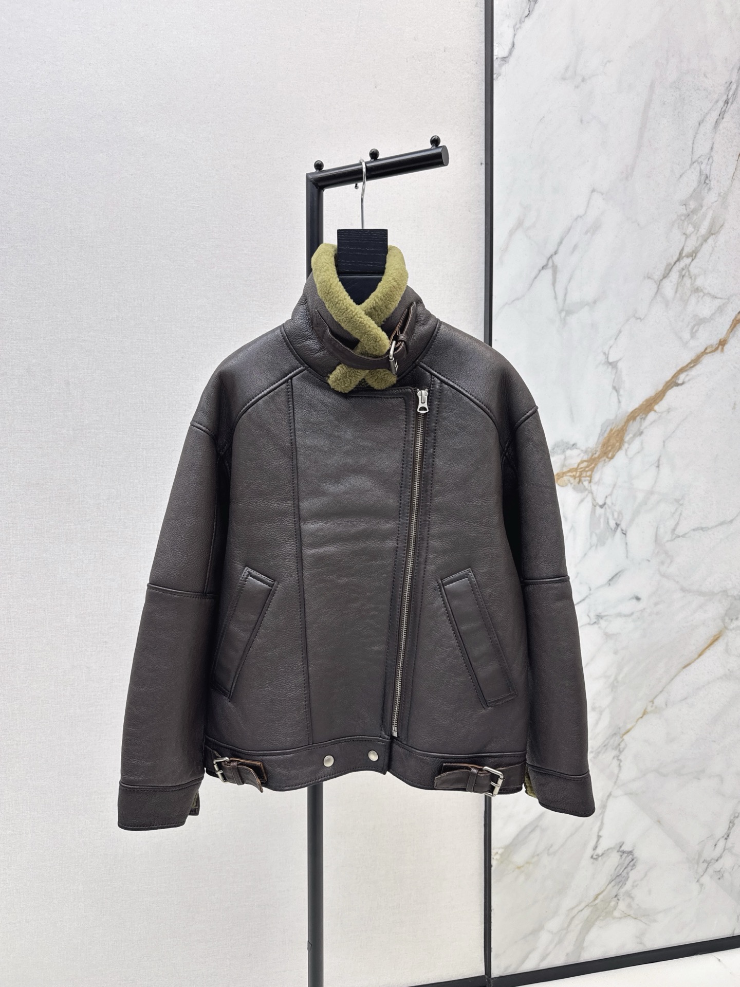 NO:506573,With dust bags for men and women, Anc～E 25Ss———The latest autumn and winter high-end fur integrated bomber jacket custom made old craftsmanship imported Turkish fur integrated texture, thick and wide texture, small jacket design cut is milky and cool, classic H-style upper body is handsome and fashionable, leather face facing outward fur facing inward, warm and cold, refuse to be bloated, one-color spot on sale sml,, jackets & coats, jackets & coats, alexander wang19860909配防尘袋男女同款 Anc～E 25Ss———秋冬最新款高定皮毛一体飞行员夹克外套定制做旧工艺 进口土耳其皮毛一体 质感厚实挺阔 小夹克设计剪裁又奶又酷 经典H版型上身帅气又时髦 皮面朝外毛面朝里 保暖御寒拒绝臃肿 一色现货发售sml,,jackets & coats,jackets & coats,alexander wang,Women's clothing