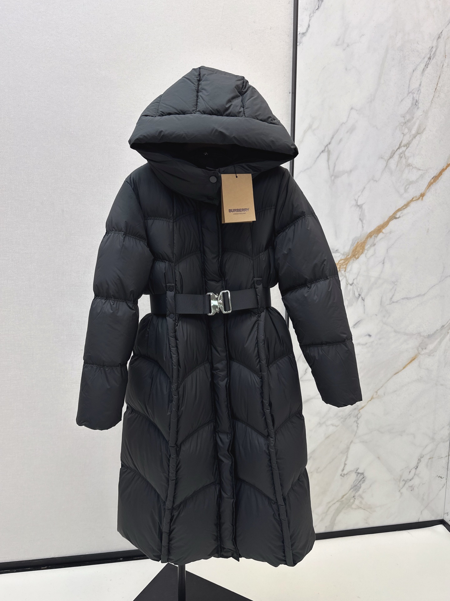 NO:506554,With dust bag Bur 25Ss———The latest classic hooded short hooded down jacket in autumn and winter, distribution adjustment belt, winter matching artifact, early autumn essential items, slim fit style, versatile and not picky, original customized national standard 90 white duck down filling, imported light memory silk fabric texture breathable and lightweight, imported machine sewing line craftsmanship, top body capable and handsome, three-color spot sale sml, burberry, jackets & coats, down jacket, hats, alexander wang19860909配防尘袋Bur 25Ss————秋冬最新款经典连帽束腰短款连帽羽绒外套 配送调节腰带 冬天的搭配神器早秋必备单品 修身版型百搭不挑人 原版定制国标90白鸭绒填充 进口轻盈记忆丝面料质感透气轻便 进口机缝制线条工艺 上身干练帅气 三色现货发售sml,,burberry,jackets & coats,down jacket,hats,alexander wang,Women's clothing