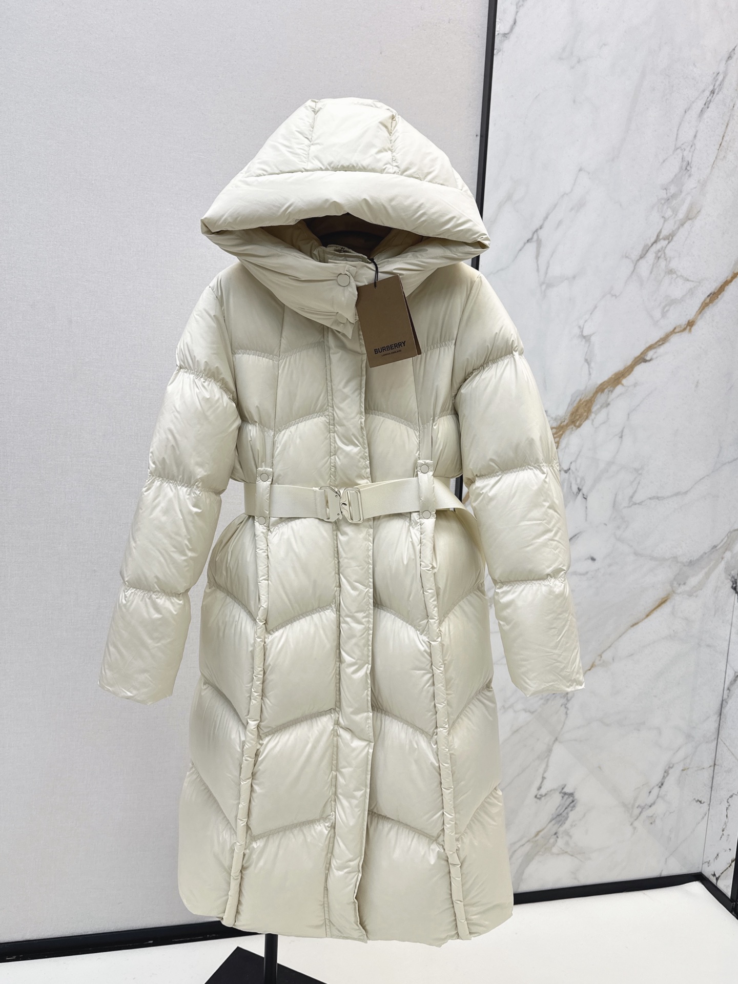 NO:506549,With dust bag Bur 25Ss————The latest classic hooded hooded short hooded down jacket in autumn and winter, distribution adjustment belt, winter matching artifact, early autumn essential items, slim fit style, versatile and not picky, original customized national standard 90 white duck down filling, imported light memory silk fabric texture breathable and lightweight, imported machine sewing line craftsmanship, upper body capable and handsome, three-color spot sale sml 0,,burberry, jackets & coats, down jacket,hats,alexander wang19860909配防尘袋Bur 25Ss————秋冬最新款经典连帽束腰短款连帽羽绒外套 配送调节腰带 冬天的搭配神器早秋必备单品 修身版型百搭不挑人 原版定制国标90白鸭绒填充 进口轻盈记忆丝面料质感透气轻便 进口机缝制线条工艺 上身干练帅气 三色现货发售sml 0,,burberry,jackets & coats,down jacket,hats,alexander wang,Women's clothing