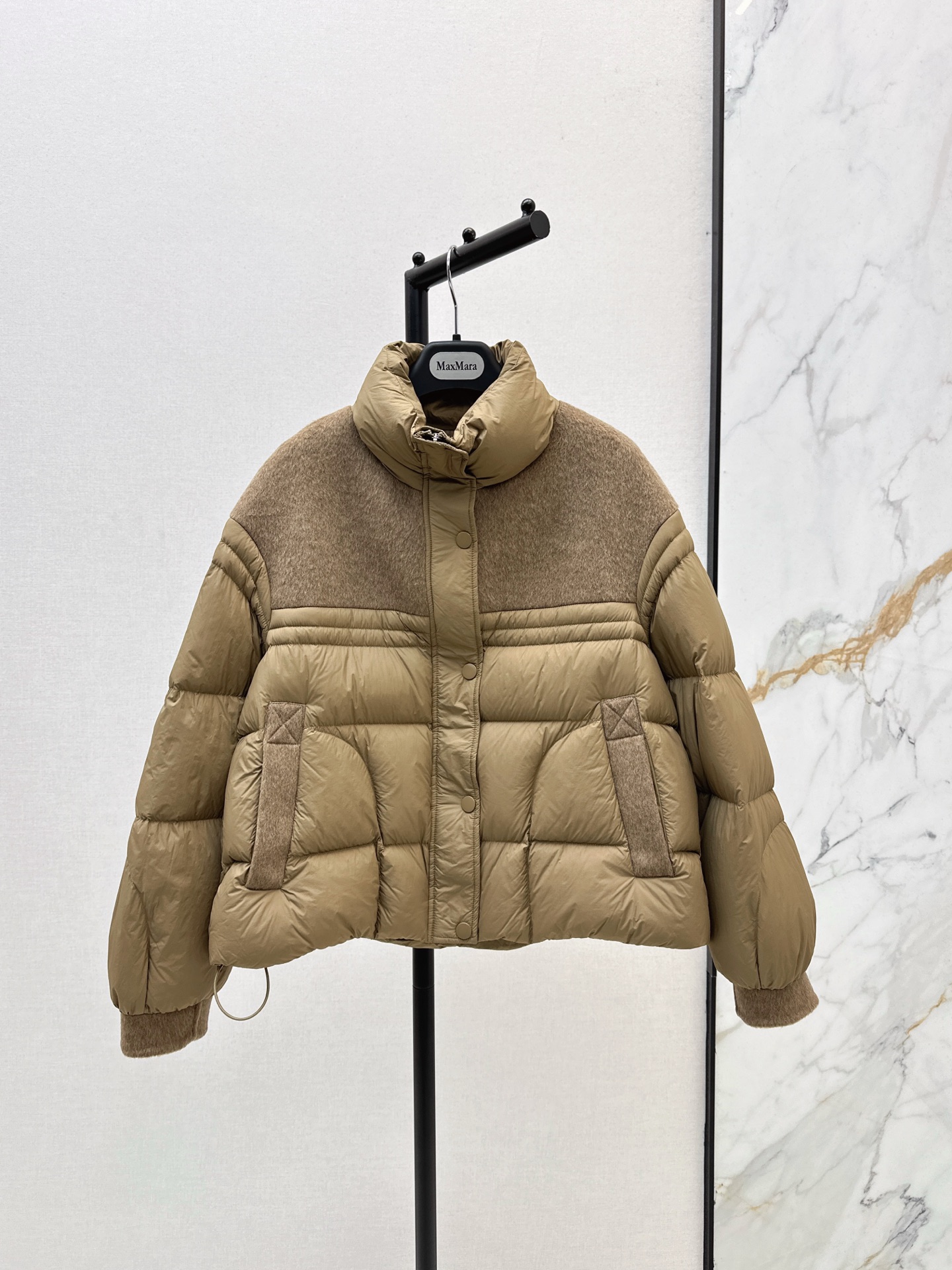 NO:506544,With dust bag Max 25Ss———The latest double-sided cashmere splicing short down jacket in autumn and winter, classic H loose style, three-dimensional cut, elegant and intellectual style, national standard 90 white goose down velvet filling, luxurious and high-end splicing design, fixed-spoke double-sided cashmere wool fabric soft and delicate, loose style lazy and casual, perfect tailoring and versatile body look slim and tall, imported fabric texture stands upright and stylish, perfect workmanship quality depends on details, recommended three-color spot sale sml,, jackets & coats, down jacket, alexander wang19860909配防尘袋Max 25Ss———秋冬最新款双面羊绒拼接短款羽绒服外套经典H宽松版型 立体裁剪优雅知性风 国标90白鹅绒填充 拼接设计奢华又高级 定纺双面羊绒羊毛面料柔软细腻 宽松版型慵懒随性 完美剪裁百搭上身显瘦又高挑 进口面料质感立挺有型 完美做工品质看细节 推荐三色现货发售sml,,jackets & coats,down jacket,alexander wang,Women's clothing