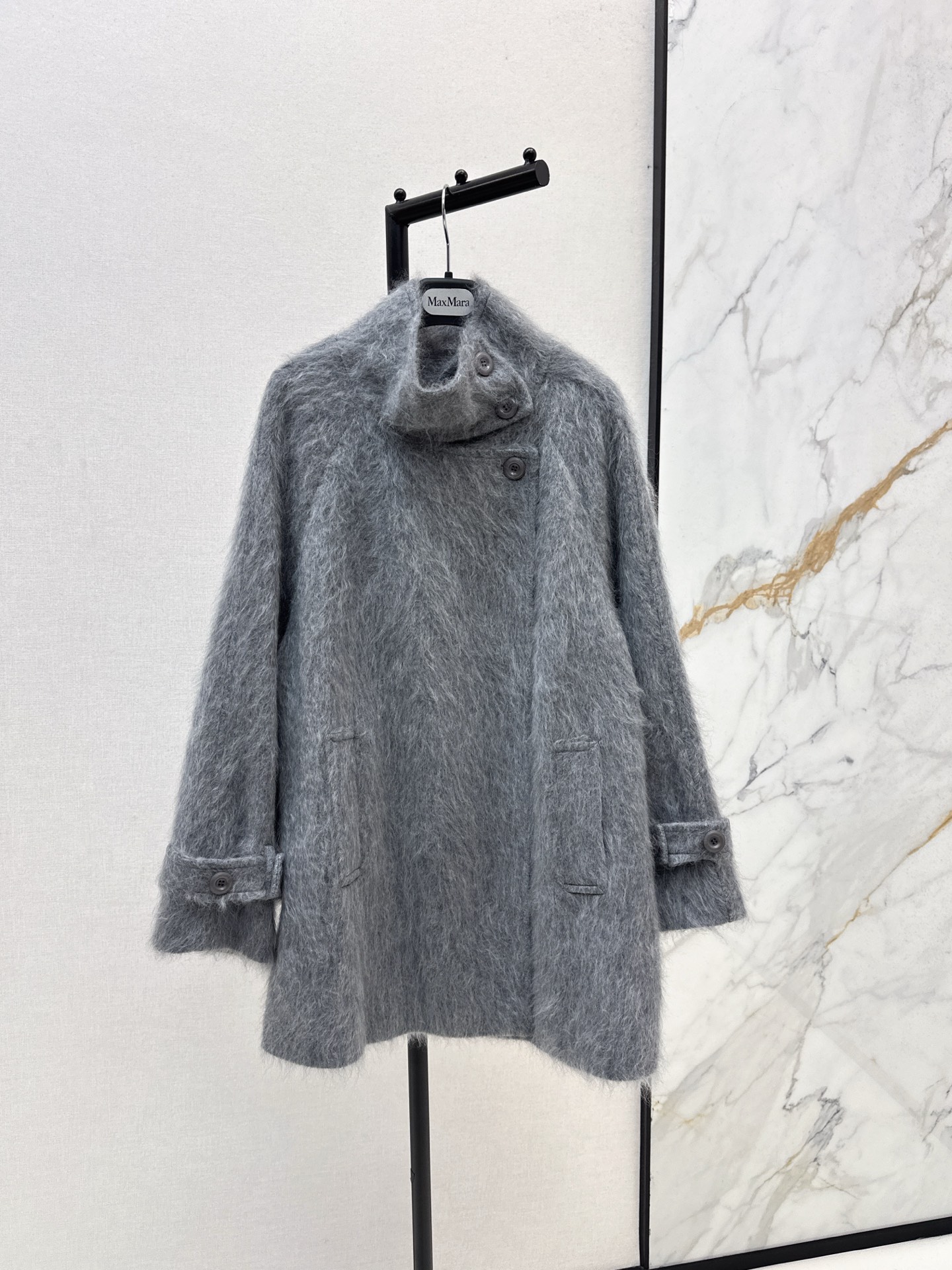 NO:506534,With dust bag explosion single model Max 25Ss————The latest minimalist high-end cape-style tailoring coat in autumn and winter. Temperament online. Simple and fashionable without losing the design. Suit lapel design. Added points for details. Micro-silhouette style. Strong inclusiveness. More styling for the inner wear. Lightweight and warm. Simple and practical wear. 95 wool 5 cashmere content. The real thing is very heavy. Three colors are one-size. Business suit, alexander wang.19860909配防尘袋爆单款 Max 25Ss————秋冬最新款极简高级斗篷式剪裁大衣 气质感在线 简约时髦不失设计感 西装翻领设计 细节加分 微廓形的版型 包容性强 对内搭更有造型感 轻便保暖 简洁实穿 95羊毛5羊绒含量 实物很重磅 三色均码,,business suit,alexander wang,Women's clothing