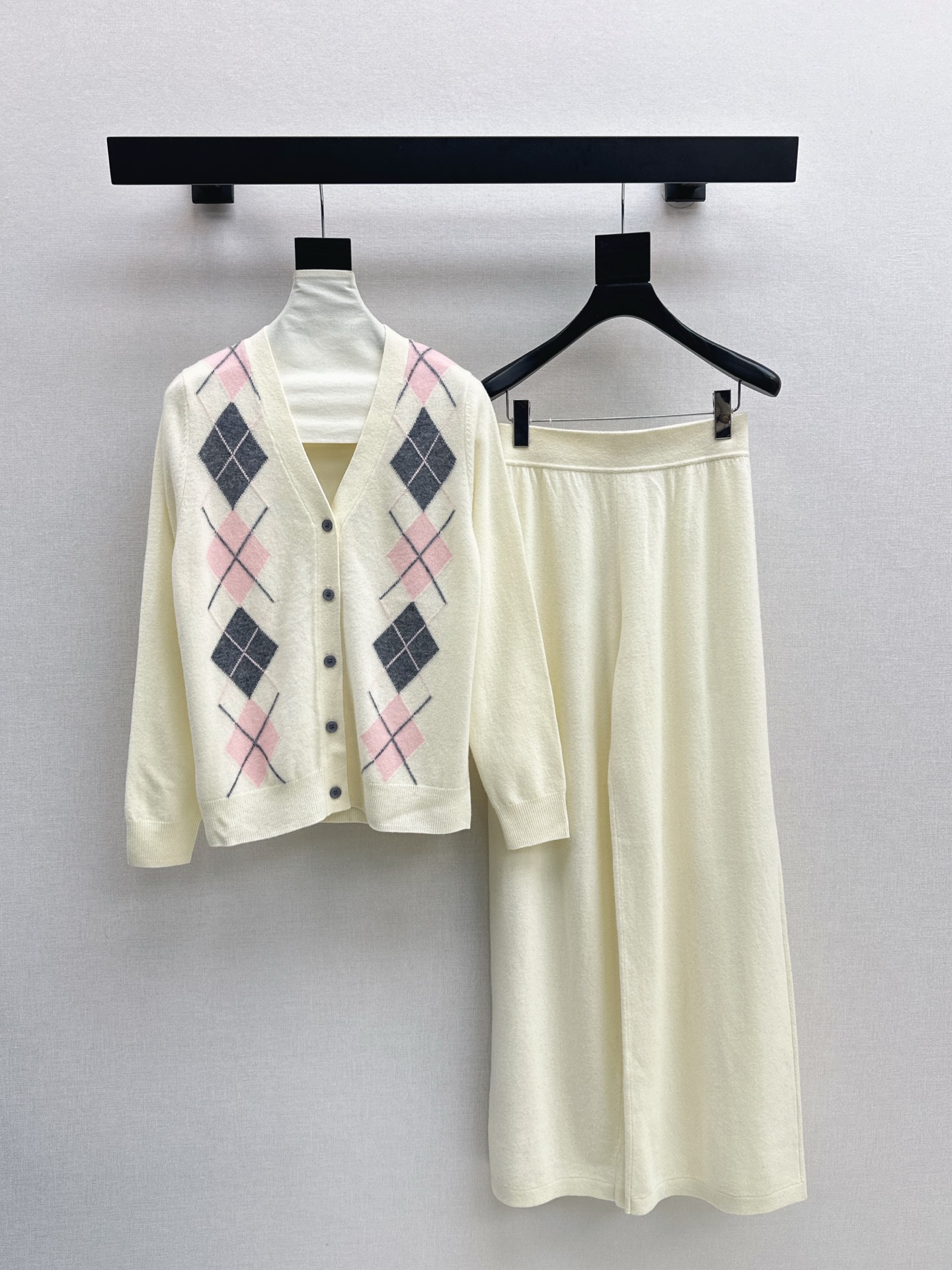 NO:506572,Miu 25Ss——The latest lazy style wool suit in autumn and winter, diamond pattern V-neck cardigan + elastic waist straight pants, 100% worsted wool yarn fabric, simple and atmospheric lazy style, durable, warmth and appearance are both online~~ The most practical and versatile quality, everyday high-end, base layered in autumn and winter!  !  Extra large elasticity and body shape for sale. Three colors are available for sale in stock. Miumiu, alexander wang19860909Miu 25Ss———秋冬最新款慵懒风羊毛套装菱格纹V领开衫+松紧腰直筒裤 百分百精纺羊毛纱线面料 简约大气慵懒版型 经久耐穿 保暖度和颜值却都在线～～最实穿百搭的精品 秋冬打底叠穿日常高级！！超大弹力不挑身材一套出售 三色现货发售sml,,miumiu,alexander wang,Women's clothing