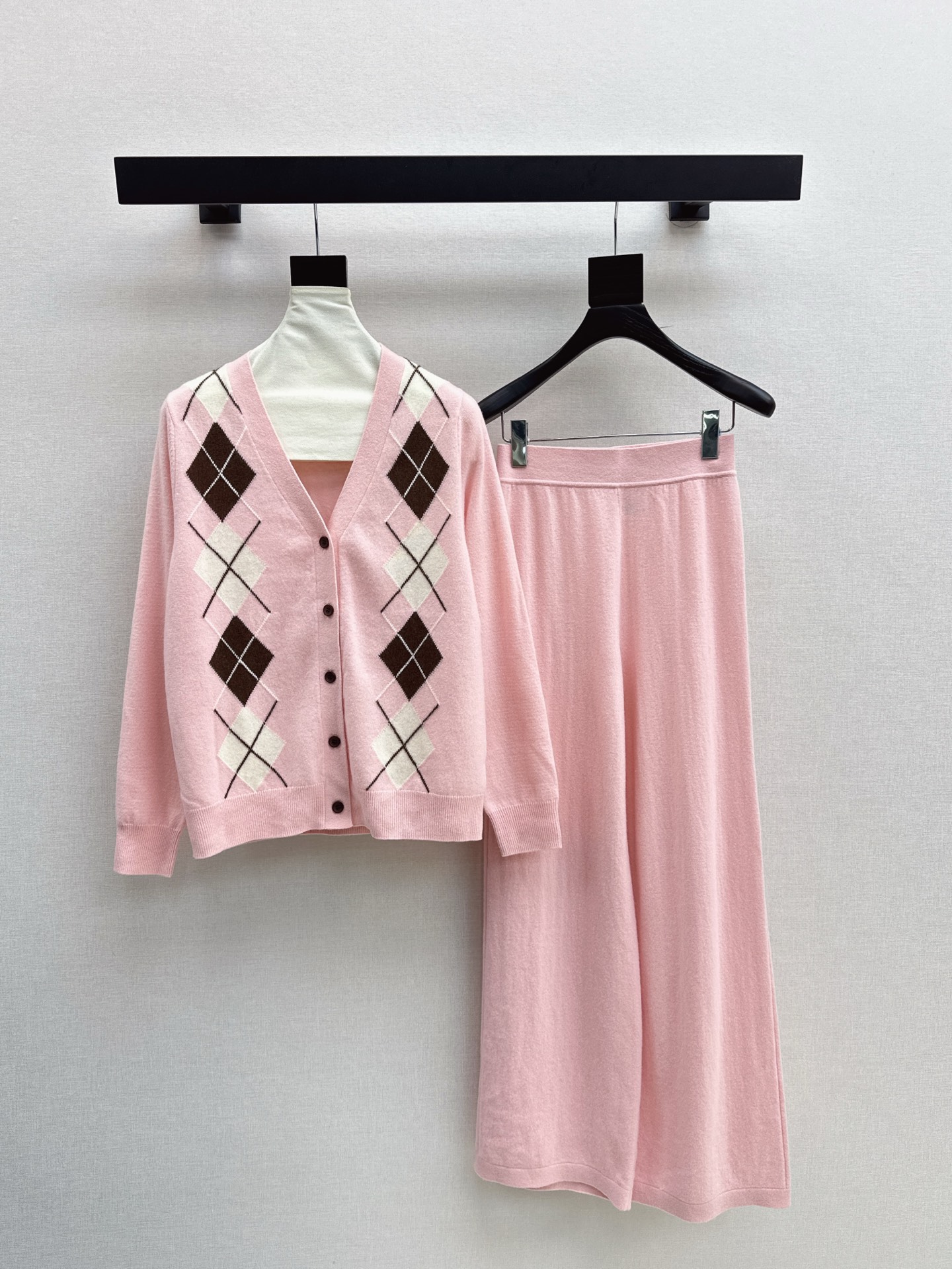 NO:506568,Miu 25Ss——The latest lazy style wool suit in autumn and winter, diamond pattern V-neck cardigan + elastic waist straight pants, 100% worsted wool yarn fabric, simple and atmospheric lazy style, durable, warmth and appearance are both online~~ The most practical and versatile quality, everyday high-end, base layered in autumn and winter!  !  Extra large elasticity and body shape for sale. Three colors are available for sale in stock. Miumiu, alexander wang19860909Miu 25Ss———秋冬最新款慵懒风羊毛套装菱格纹V领开衫+松紧腰直筒裤 百分百精纺羊毛纱线面料 简约大气慵懒版型 经久耐穿 保暖度和颜值却都在线～～最实穿百搭的精品 秋冬打底叠穿日常高级！！超大弹力不挑身材一套出售 三色现货发售sml,,miumiu,alexander wang,Women's clothing