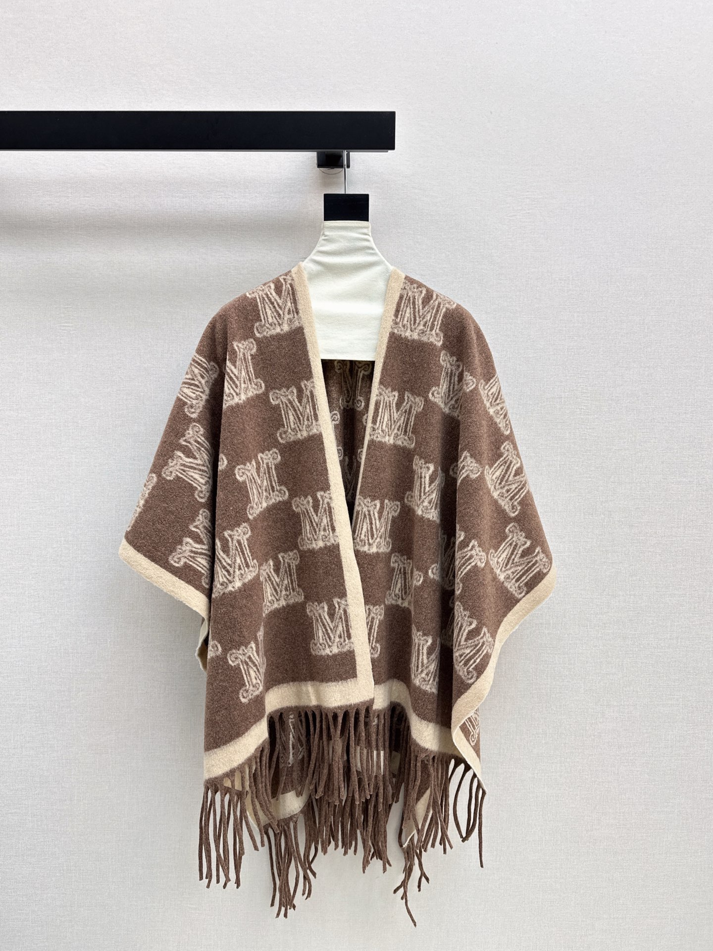 NO:506543,Max 25Ss————The latest classic woven cape shawl jacket in autumn and winter, pure hand-made piping, flowing, irregular draping, handsome and modern, high-end color matching double-woven pattern, low-key and luxurious to create a British retro style, imported wool is delicate, comfortable and warm, the original cut style is perfect and easy to control, the ultimate elegant and casual high-end feeling of the upper body, both colors are one-size,, jackets & coats,shawls,alexander wang19860909Max 25Ss————秋冬最新款经典提织斗篷披肩外套纯手工滚边流须工艺 不规则垂坠感帅气摩登 高级配色双织图案 低调奢华打造英伦复古风尚 进口羊毛细腻舒适又保暖 原版剪裁版型完美轻松驾驭 上身极致优雅的随性高级感 两色均码,,jackets & coats,shawls,alexander wang,Women's clothing