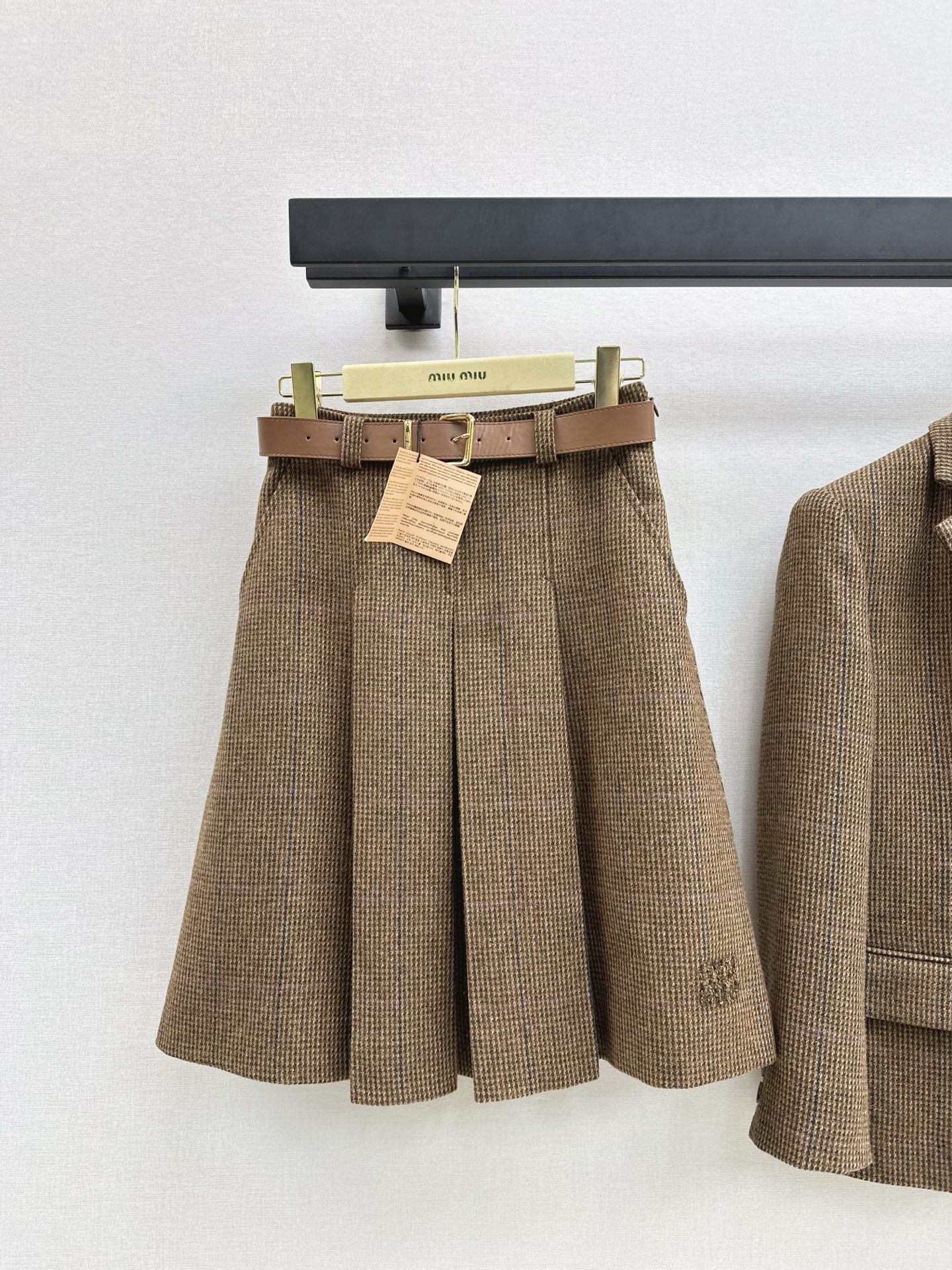 NO:506538,Miu 25Ss————The latest exquisite houndstooth set in autumn and winter, single-breasted suit jacket + pleated skirt, customized houndstooth wool fabric, super good feel~ Simple and fashionable, top-down neat and stylish, the whole style is not picky, very hidden, no restriction on the figure, small ones can easily control a small one, one set looks very good with my upper body, it is also very versatile to wear it separately, skirt delivery belt, one color separate development, sml skirt, miumiu, skirts, jackets & coats, business suit, alexander wang19860909减龄缪系穿搭 Miu 25Ss————秋冬最新款精致千鸟格套装 单排扣西装外套+压褶半裙 定制千鸟格羊毛面料 手感超好～ 简约时髦 自上而下利落有型 整个版型剪裁不挑人 非常藏肉 对身材没有限制 小个子也能轻松驾驭 一套搭配我上身特别好看 分开穿也很百搭 半裙配送腰带 一色分开发 现货发售sml  半裙,,miumiu,skirts,jackets & coats,business suit,alexander wang,Women's clothing