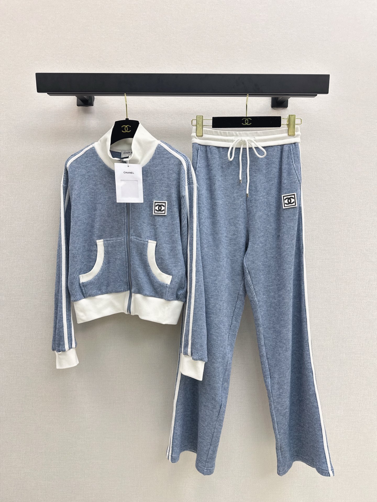 NO:507314,C home 25Ss————The latest casual and fashionable suits for autumn and winter. Stand-collar baseball uniform zipper jacket + elastic waist trousers. Custom twill cotton. Comfortable and smooth. Fashionable. Zipper jacket tailoring. Zipper plaid design is adjustable. Matched with wide-leg straight trousers in the same series. Comfortable and fashionable. It can be easily controlled for daily travel or leisure and entertainment. One set is available. Two colors are available for sale in stock. Sml, chanel, jackets & coats, alexander wang.19860909C家 25Ss————秋冬最新款休闲时髦套装 立领棒球服拉链外套+松紧腰长裤 定制斜纹全棉材质 舒适垂顺 穿搭洋气 拉链外套剪裁 拉链开襟设计随意调节 搭配同系列阔腿直筒长裤 穿搭舒适时尚 无论日常出行还是休闲娱乐 都能轻松驾驭 一套出 两色现货发售sml,,chanel,jackets & coats,alexander wang,Women's clothing