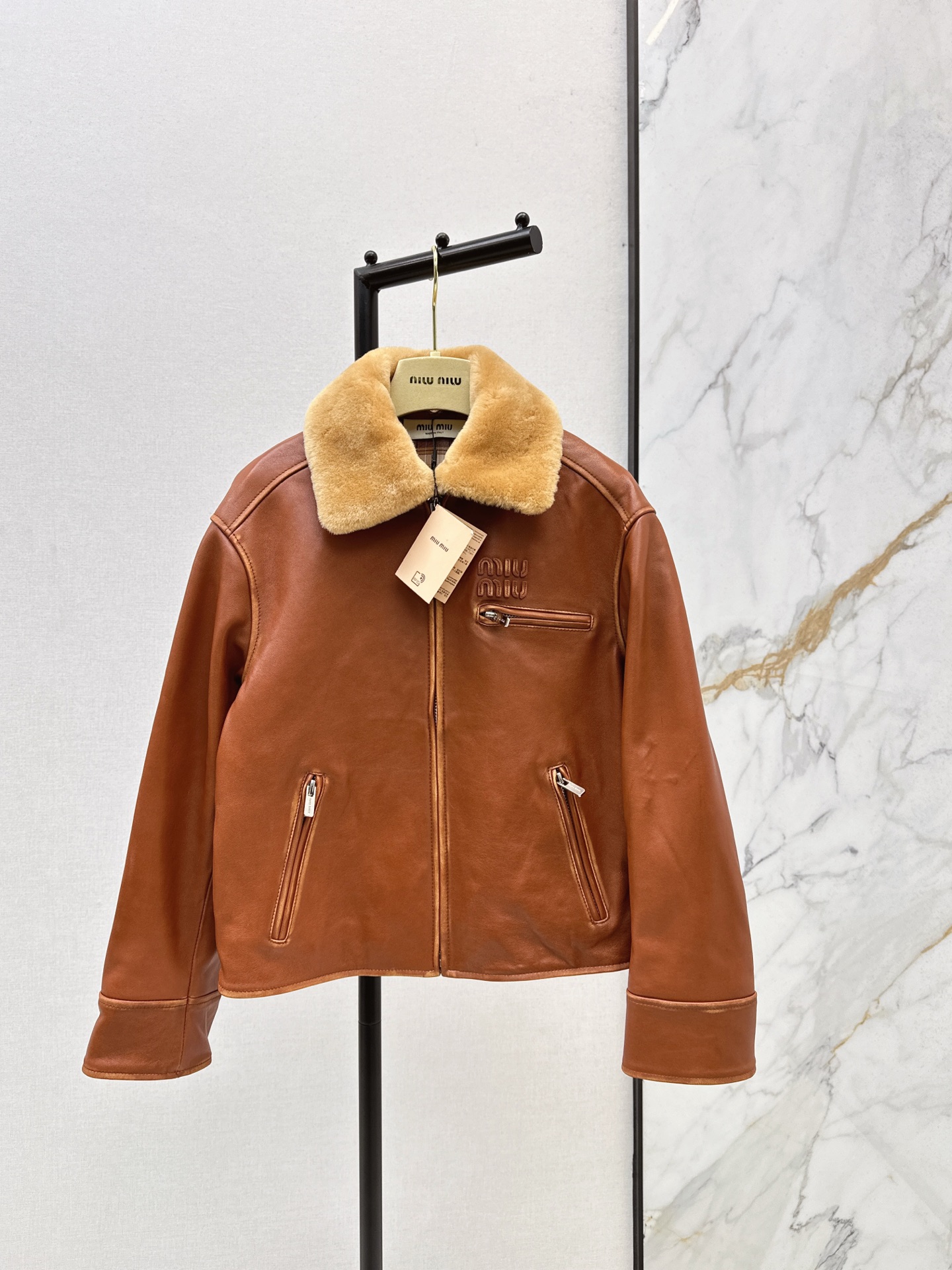 NO:507308,With dust bag Miu 25Ss——————The latest model of early autumn Miao jacket fur collar motorcycle jacket custom-made top-grade imported 100% lambskin fabric, leather is oily, soft and delicate, original 3D three-dimensional tailoring, seemingly simple, super heavy, classic design, sweet and cool girl outfit casually lazy style, positioning embroidery craft logo, fashionable and advanced, perfect style, upper body, A and cool, two colors are on sale in stock sml,,miumiu, jackets & coats, jackets & coats, sheepskin, alexander wang19860909配防尘袋Miu 25Ss————早秋最新款缪系夹克毛领机车夹克外套定制顶级进口百分百小羊皮面料 皮质肉感油润柔软又细腻 原版3D立体剪裁看似简单版型超重经典设计超级大爱 甜酷女孩穿搭随性的慵懒风 定位贴绣工艺logo 气质时髦又高级 完美版型上身又A又飒 两色现货发售sml,,miumiu,jackets & coats,jackets & coats,sheepskin,alexander wang,Women's clothing