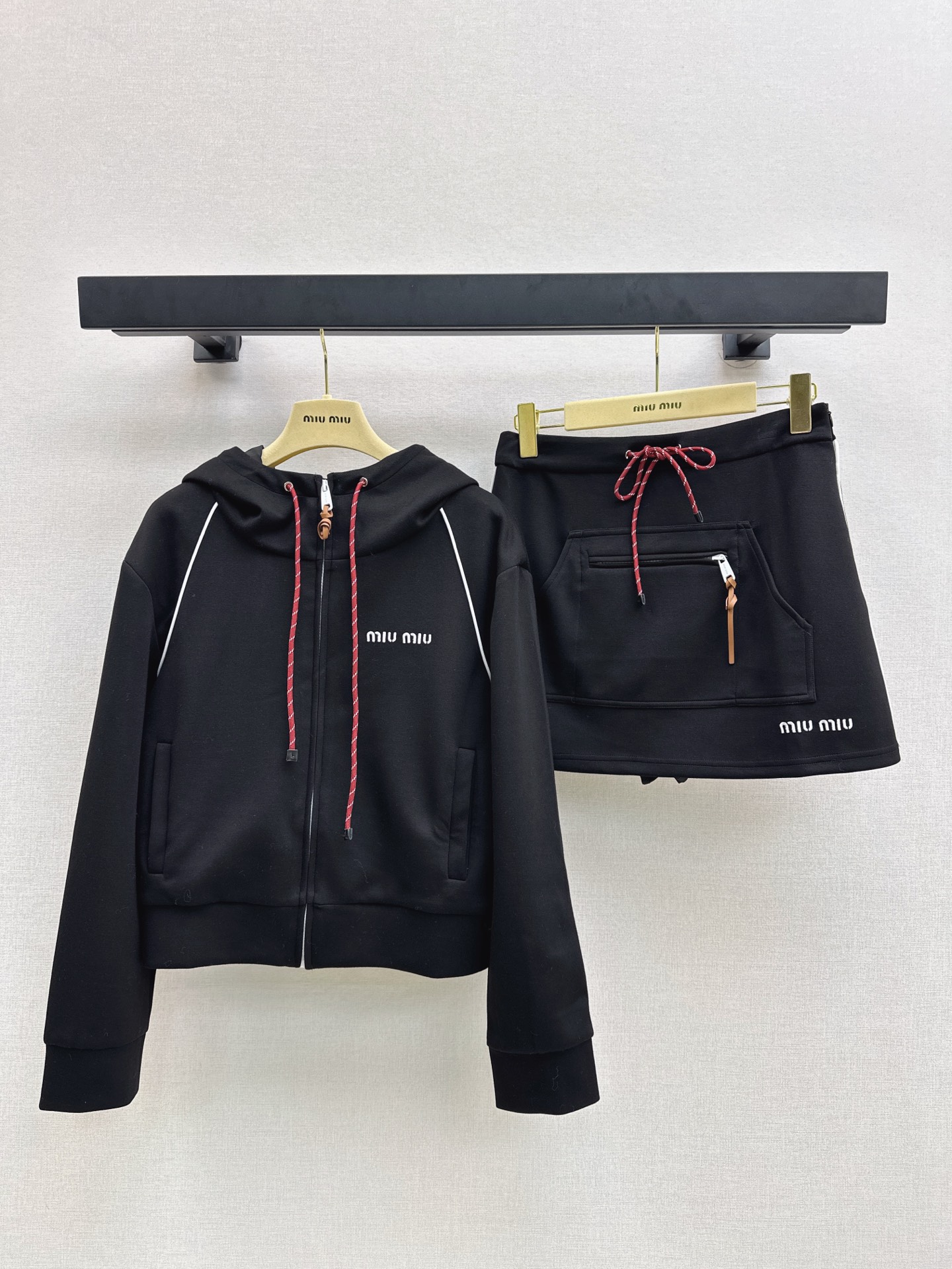 NO:507307,Miu 25Ss———The latest autumn and winter style Miao series suit hooded jacket + skirt Custom imported cotton material Comfortable and breathable, crisp and stylish Hooded zipper jacket cut Evergreen rag shoulder design Fashionable and casual The chest is decorated with a cork drawstring and contrasting letter logo, rich visual effect makes it more fashionable. Matched with short skirts in the same series to increase the styling. One set is fashionable and fashionable. One set is available in two colors for sale in stock. SML, miumiu, skirts, jackets & coats, hats, alexander wang19860909Miu 25Ss————秋冬最新款减龄缪系套装连帽外套+半裙 定制进口棉材质 舒适透气 挺括有型 连帽拉链外套裁剪 常青插肩设计 时髦休闲 胸前饰以绞花抽绳和撞色字母徽标 丰富视觉效果更显时髦 搭配同系列短裙 增加造型感 一套搭配时髦洋气 一套出 两色现货发售sml,,miumiu,skirts,jackets & coats,hats,alexander wang,Women's clothing