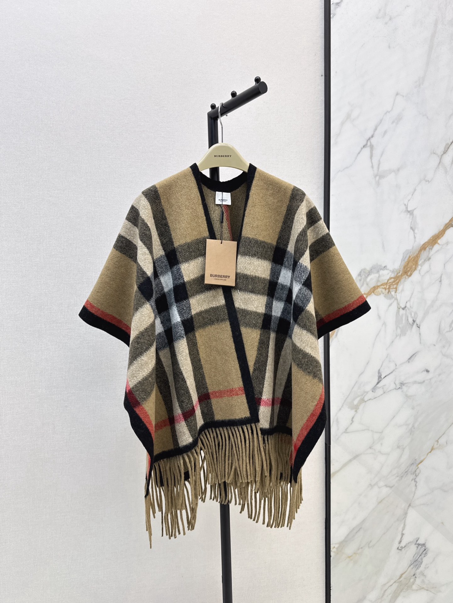 NO:507296,Exclusive first launch Bur 25Ss————The latest classic plaid pattern wool shawl big scarf cloak original customization process pure hand-made piping craftsmanship, irregular draping, handsome and modern, high-end color matching double knitted pattern, low-key and luxurious to create a British retro style, imported wool delicate, comfortable and warm, the original cut style is perfect and easy to control, the ultimate elegant and casual high-end sense of the upper body, one color one size, burberry, shawls, alexander wang19860909独家首发 Bur 25Ss————秋冬最新款经典格纹图案羊毛披肩大围巾斗篷原版定制工艺 纯手工滚边流须工艺 不规则垂坠感帅气摩登 高级配色双织图案 低调奢华打造英伦复古风尚 进口羊毛细腻舒适又保暖 原版剪裁版型完美轻松驾驭 上身极致优雅的随性高级感 一色均码,,burberry,shawls,alexander wang,Women's clothing