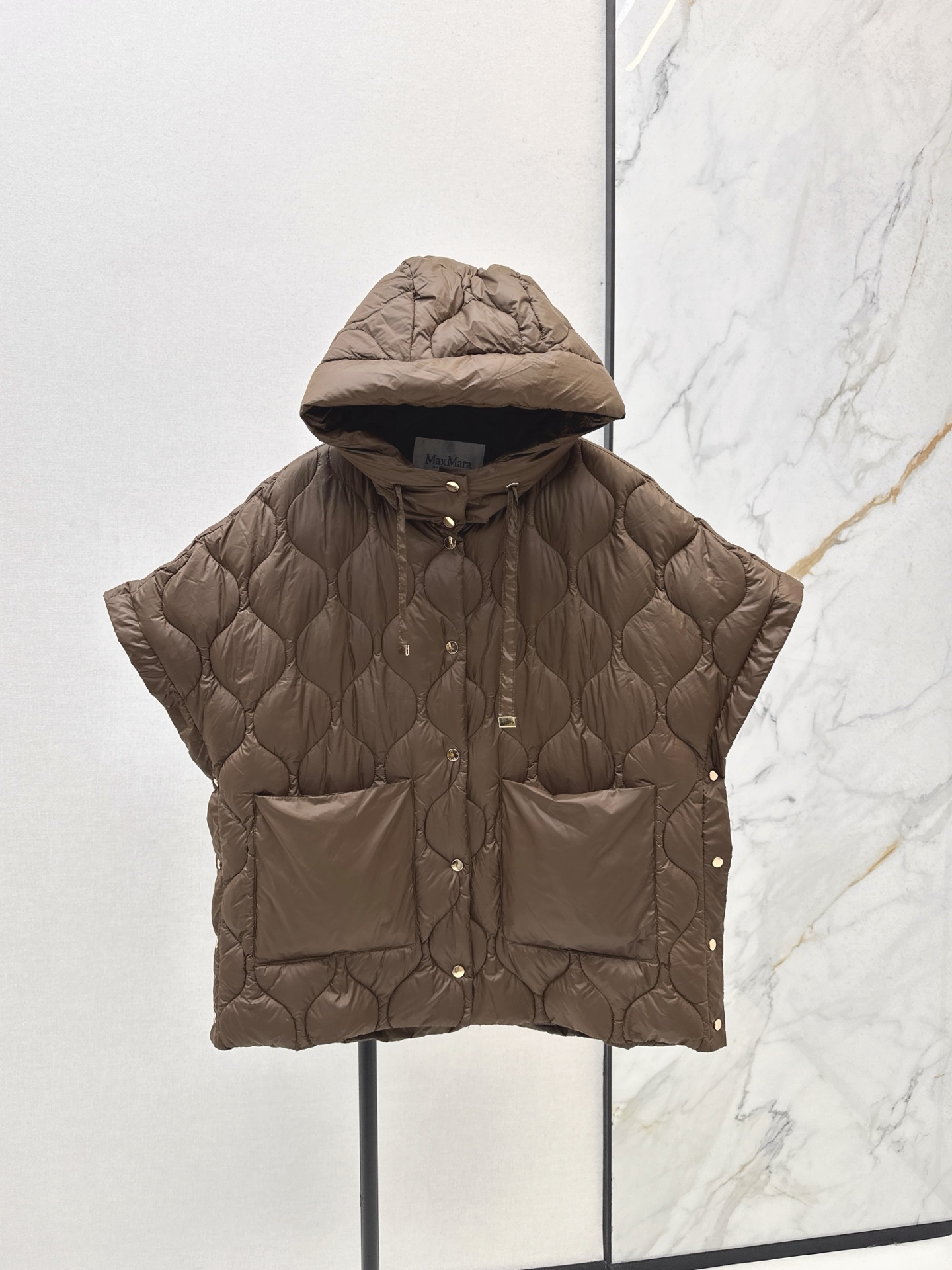 NO:507261,With dust bag Max 25Ss———The latest autumn and winter cape-style hooded down vest original mold-open custom nylon fabric 90-fold original perfect replica of fried chicken recommended down jacket vest short design fried chicken fashionable style fashion master must-have item super fashionable to match three colors on sale sml, down jacket, hats, alexander wang19860909配防尘袋Max 25Ss————秋冬最新款斗篷式连帽羽绒马甲原版开模定制尼龙面料 90绒填充 原版完美复刻炒鸡推荐的一款羽绒服马甲 短款的设计 炒鸡洋气 时尚达人必备单品 搭配起来超级时髦哦 三色现货发售sml,,down jacket,hats,alexander wang,Women's clothing