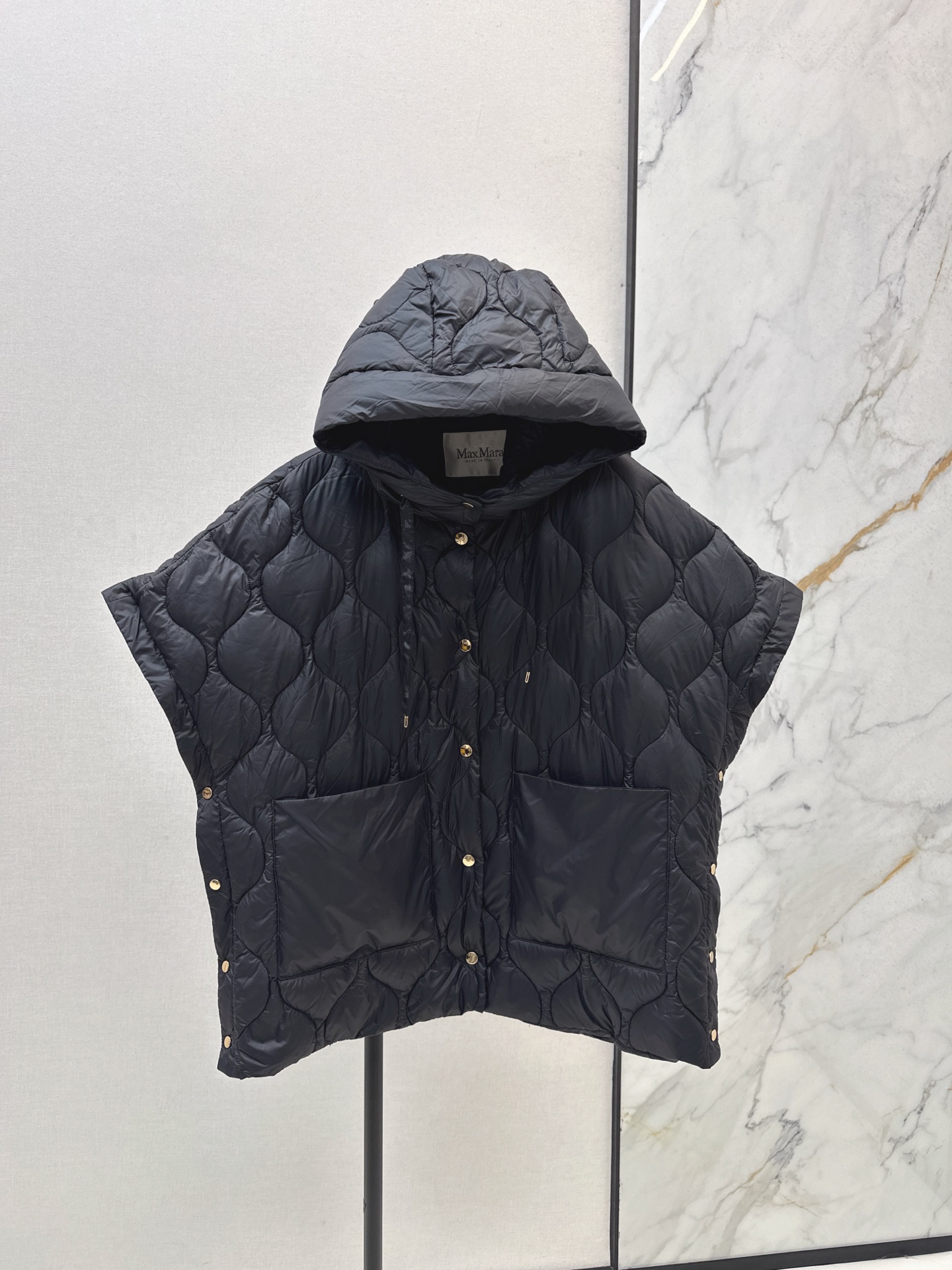 NO:507306,With dust bag Max 25Ss———The latest autumn and winter cape-style hooded down vest original mold-open custom nylon fabric 90-fold original perfect replica of fried chicken recommended down jacket vest short design fried chicken fashionable style fashion master must-have item super fashionable to match three colors on sale sml, down jacket, hats, alexander wang19860909配防尘袋Max 25Ss————秋冬最新款斗篷式连帽羽绒马甲原版开模定制尼龙面料 90绒填充 原版完美复刻炒鸡推荐的一款羽绒服马甲 短款的设计 炒鸡洋气 时尚达人必备单品 搭配起来超级时髦哦 三色现货发售sml,,down jacket,hats,alexander wang,Women's clothing