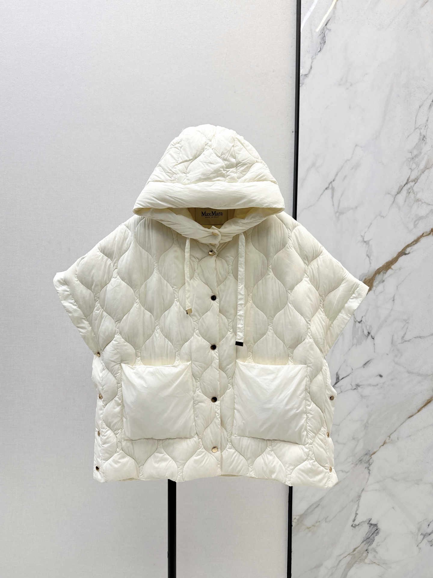 NO:507302,With dust bag Max 25Ss———The latest autumn and winter cape-style hooded down vest original mold-open custom nylon fabric 90-fold original perfect replica of fried chicken recommended down jacket vest short design fried chicken fashionable style fashion master must-have item super fashionable to match three colors on sale sml, down jacket, hats, alexander wang19860909配防尘袋Max 25Ss————秋冬最新款斗篷式连帽羽绒马甲原版开模定制尼龙面料 90绒填充 原版完美复刻炒鸡推荐的一款羽绒服马甲 短款的设计 炒鸡洋气 时尚达人必备单品 搭配起来超级时髦哦 三色现货发售sml,,down jacket,hats,alexander wang,Women's clothing