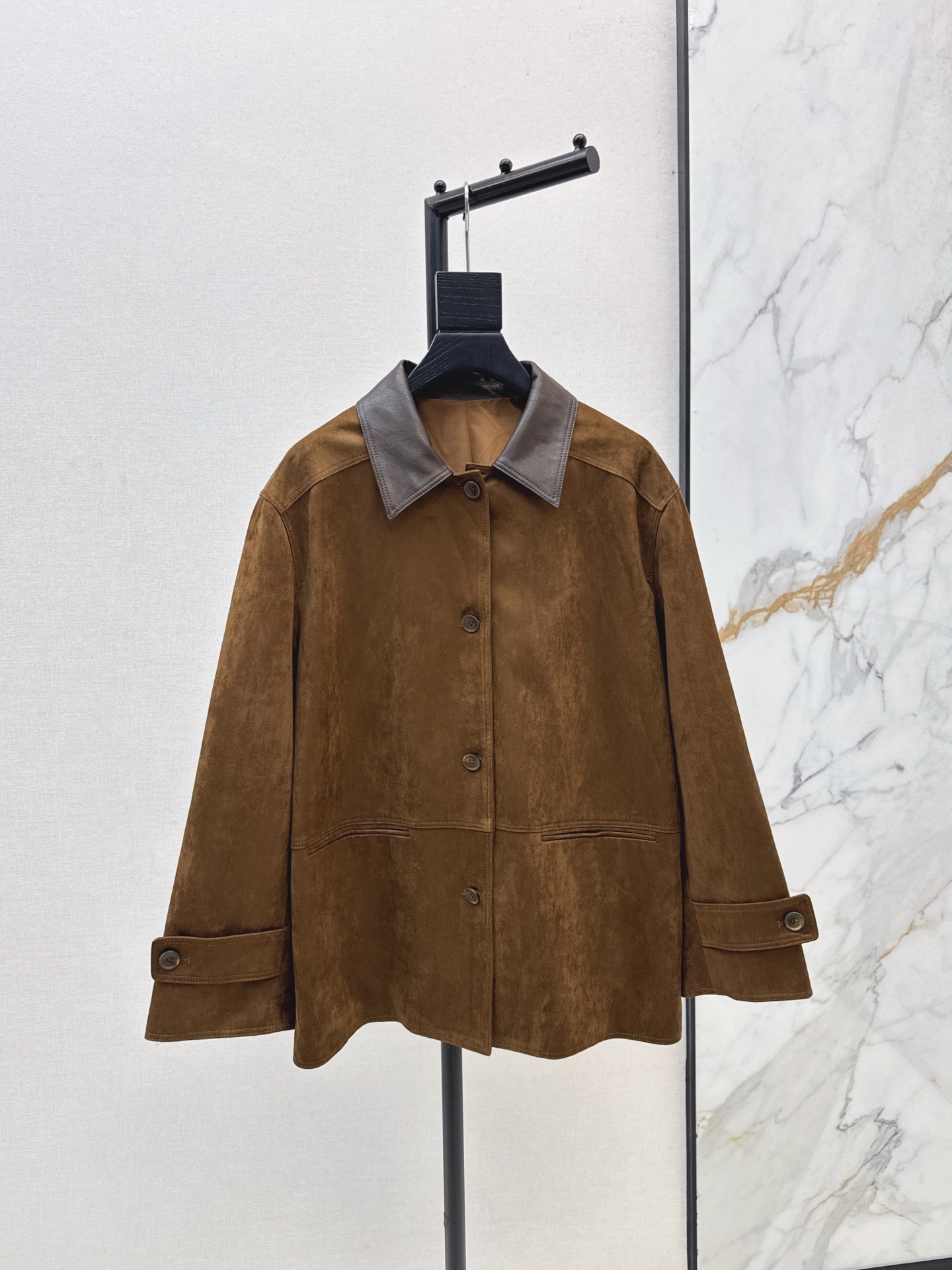 NO:507297,Ch～E 25Ss———The latest retro leather collar splicing simulation suede contrast windbreaker jacket in autumn and winter. Fashionable and stylish. The style is a loose silhouette and is very inclusive for the figure. The retro work style is full of British style Maillard color French cinema is very nostalgic. The overall minimalist and recognizable. It is highly recommended to keep your own autumn and winter. Two colors are on sale in stock. Sml, Jackets & coats, chamois leather, alexander wang19860909Ch～E 25Ss————秋冬最新款复古感皮质领子拼接仿真麂皮绒撞色风衣外套 时髦有范 版型属于廓形宽松的剪裁对身材很有包容性 复古工装风尽显 英伦风美拉德色系法式电影感很有怀旧感 整体极简而带有辨识度 强烈推荐自留款秋冬必备 两色现货发售sml,,jackets & coats,chamois leather,alexander wang,Women's clothing