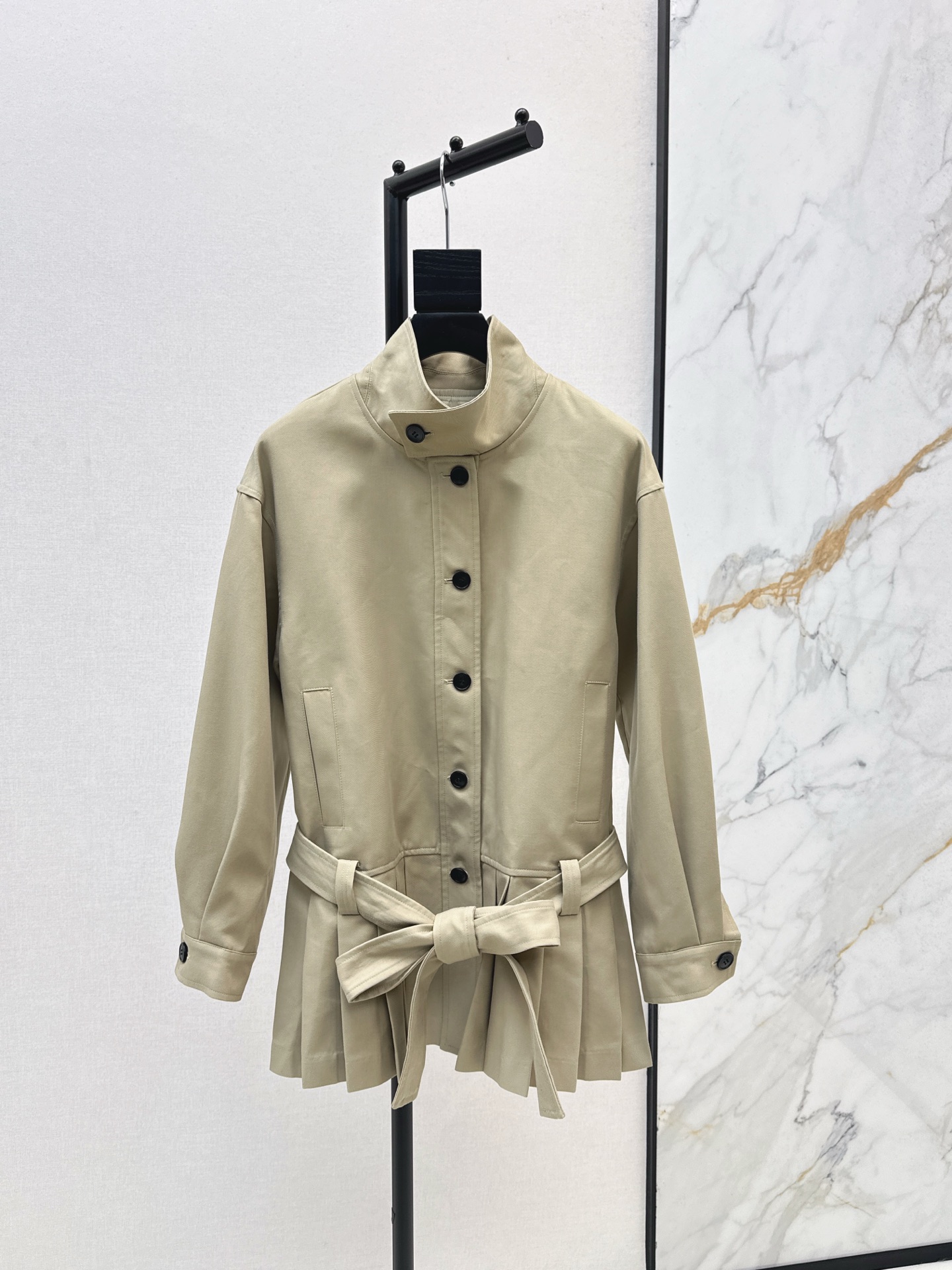 NO:507292,CE 25Ss———The latest style of the blogger's same wide-shoulder silhouette stand-up collar pleated windbreaker jacket, cool and stylish upper body with a perfect temperament, full of street style, wide shoulder design, wide sexy tailoring, the hem is added with a lace-up design to easily divide the high visual sense, very especially exquisite British tone This length is the best to control, a combination of casual Korean and British style, two colors are available for sale in stock sml,, jackets & coats, alexander wang19860909CE 25Ss———秋冬最新款博主同款宽肩廓形感立领百褶风衣外套 飒气有型上身妥妥的气质感 街头风满满 宽肩设计阔性感剪裁 下摆加入了系带设计轻松分割出显高视觉感 非常特别是精致的英伦调调哦 这个长度是最好驾驭的 休闲韩式与英伦风的结合 两色现货发售sml,,jackets & coats,alexander wang,Women's clothing