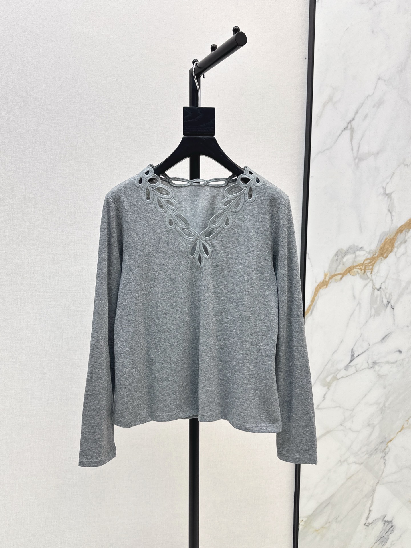 NO:507285,VLTN 25Ss———The latest hollow embroidered V-neck long-sleeved base shirt in autumn and winter. It has an elegant and retro temperament. Very gentle. Pure cotton fabric is comfortable and breathable and easy to wear. The collar embroidery process is so exquisite that it screams. It is full of feminine. The solid color is simple and easy to wear. It is also suitable for daily commuting. It is also suitable for vacation. It is highly recommended to keep the model. Three colors are available for sale in stock. Alexander wang.19860909VLTN 25Ss————秋冬最新款镂空绣花V领长袖打底衫 一整个优雅和复古的气质感 非常温柔 纯棉面料质感舒适透气又好穿 领子绣花工艺精致到尖叫 女人味十足 纯色简洁好穿 通勤日常皆可 度假也很适合 强烈推荐自留款 三色现货发售sml,,alexander wang,Women's clothing