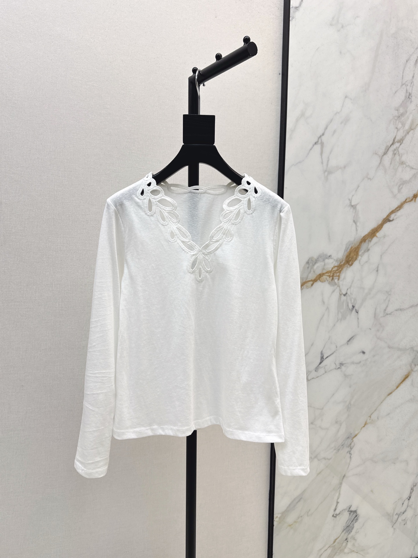 NO:507280,,190VLTN 25Ss———The latest hollow embroidered V-neck long-sleeved base shirt in autumn and winter. It has an elegant and retro temperament. Very gentle. Pure cotton fabric is comfortable, breathable and easy to wear. The collar embroidery process is so exquisite that it screams. It is full of feminineness. The solid color is simple and easy to wear. It is suitable for daily commuting. It is also suitable for vacation. It is highly recommended to keep the model. Three colors are available for sale in stock. Alexander wang.19860909,190VLTN 25Ss————秋冬最新款镂空绣花V领长袖打底衫 一整个优雅和复古的气质感 非常温柔 纯棉面料质感舒适透气又好穿 领子绣花工艺精致到尖叫 女人味十足 纯色简洁好穿 通勤日常皆可 度假也很适合 强烈推荐自留款 三色现货发售sml,,alexander wang,Women's clothing