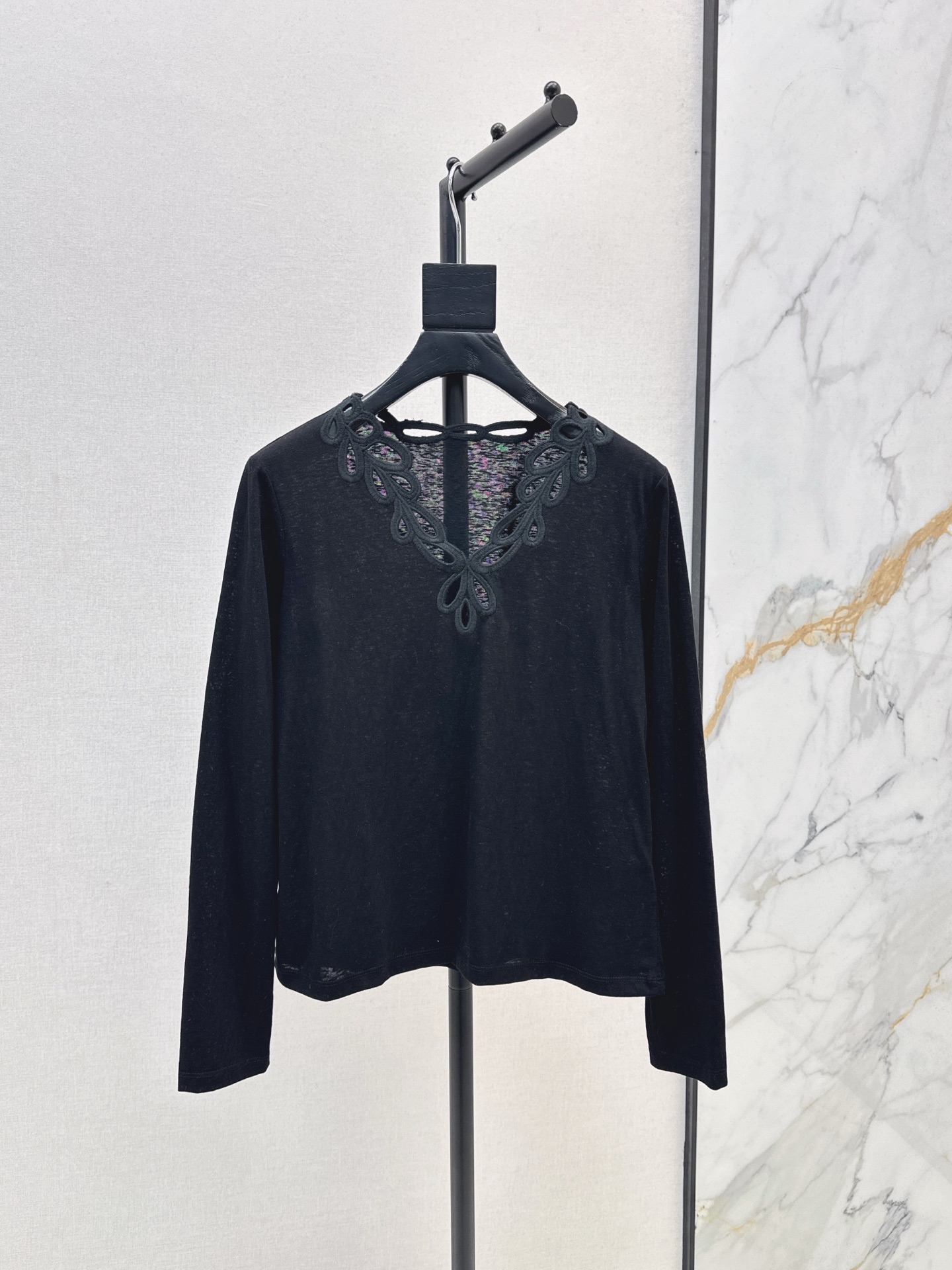 NO:507275,VLTN 25Ss———The latest hollow embroidered V-neck long-sleeved base shirt in autumn and winter. It has an elegant and retro temperament. Very gentle. Pure cotton fabric is comfortable and breathable and easy to wear. The collar embroidery process is so exquisite that it screams. It is full of feminine. The solid color is simple and easy to wear. It is also suitable for daily commuting. It is also suitable for vacation. It is highly recommended to keep the model. Three colors are available for sale in stock. Alexander wang.19860909VLTN 25Ss————秋冬最新款镂空绣花V领长袖打底衫 一整个优雅和复古的气质感 非常温柔 纯棉面料质感舒适透气又好穿 领子绣花工艺精致到尖叫 女人味十足 纯色简洁好穿 通勤日常皆可 度假也很适合 强烈推荐自留款 三色现货发售sml,,alexander wang,Women's clothing