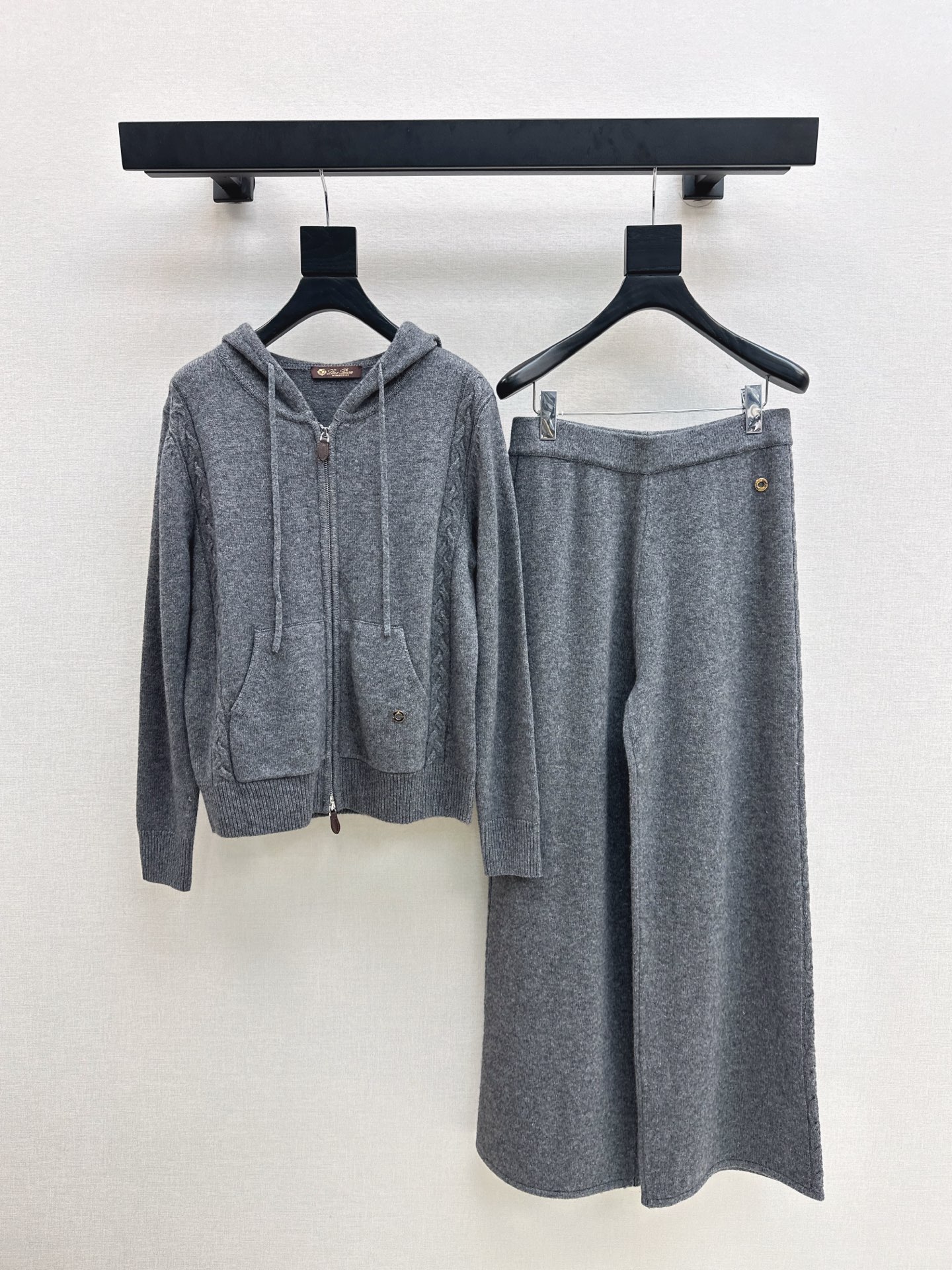 NO:507270,Exclusive first release LP 25Ss———The latest lazy style cashmere suit in autumn and winter, a single Maillard color, 100% worsted cashmere fabric, simple and atmospheric lazy style, durable, warmth and appearance are both online~~ The most practical and versatile boutique, the base layered in autumn and winter, daily high-end!  !  Extra elasticity does not pick on body shape. One set for sale. Two-color sml, loro piano, alexander wang19860909独家首发 LP 25Ss———秋冬最新款慵懒风羊绒套装爆单款美拉德色系 百分百精纺羊绒面料 简约大气慵懒版型 经久耐穿 保暖度和颜值却都在线～～最实穿百搭的精品 秋冬打底叠穿日常高级！！超大弹力不挑身材 一套出售 两色 sml,,loro piana,alexander wang,Women's clothing