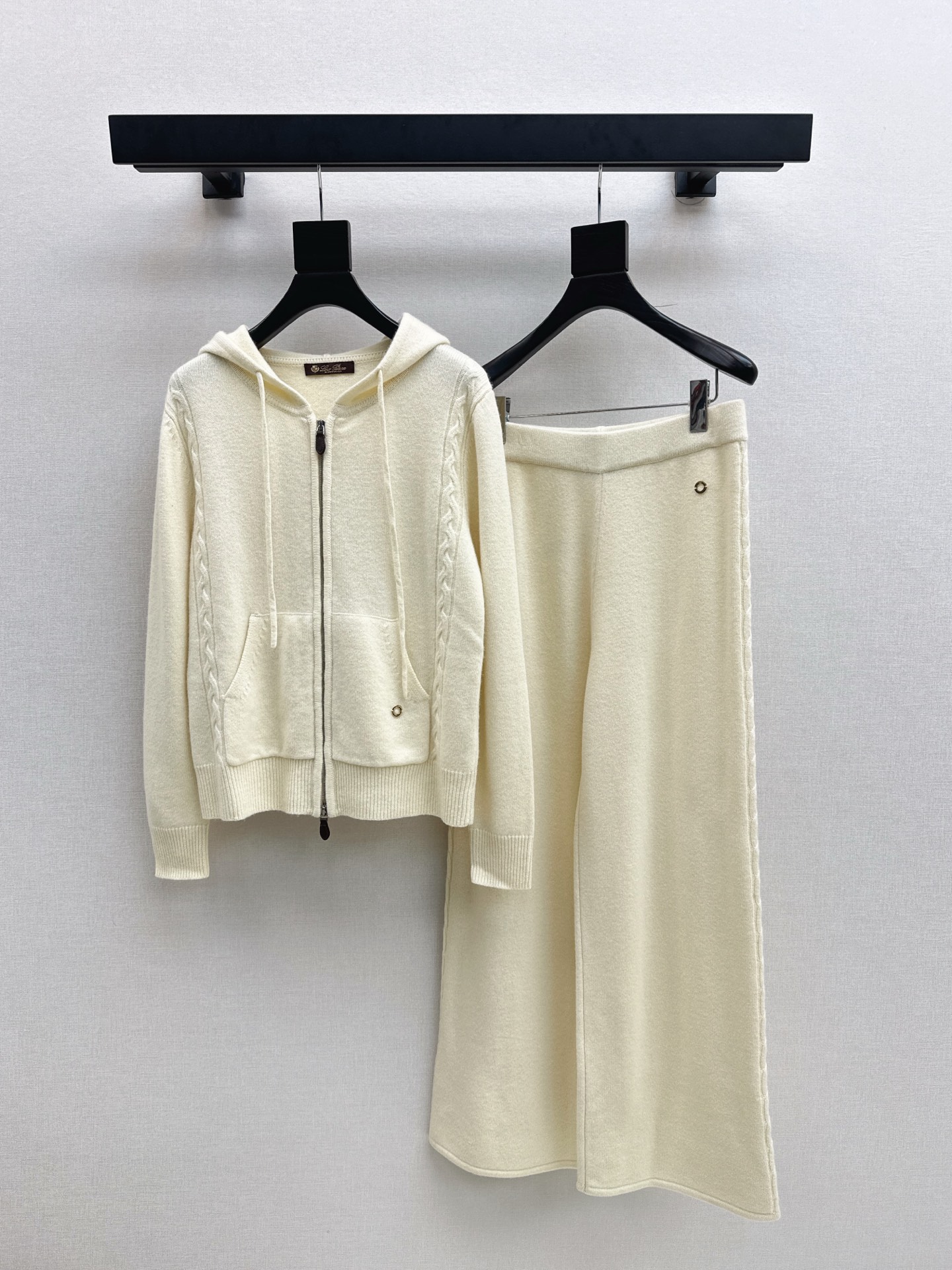 NO:507265,Exclusive first release LP 25Ss———The latest lazy style cashmere suit in autumn and winter, a single Maillard color, 100% worsted cashmere fabric, simple and atmospheric lazy style, durable, warmth and appearance are both online~~ The most practical and versatile boutique, the base layered in autumn and winter, daily high-end!  !  Extra elasticity does not pick on body shape. One set for sale. Two-color sml, loro piano, alexander wang19860909独家首发 LP 25Ss———秋冬最新款慵懒风羊绒套装爆单款美拉德色系 百分百精纺羊绒面料 简约大气慵懒版型 经久耐穿 保暖度和颜值却都在线～～最实穿百搭的精品 秋冬打底叠穿日常高级！！超大弹力不挑身材 一套出售 两色 sml,,loro piana,alexander wang,Women's clothing