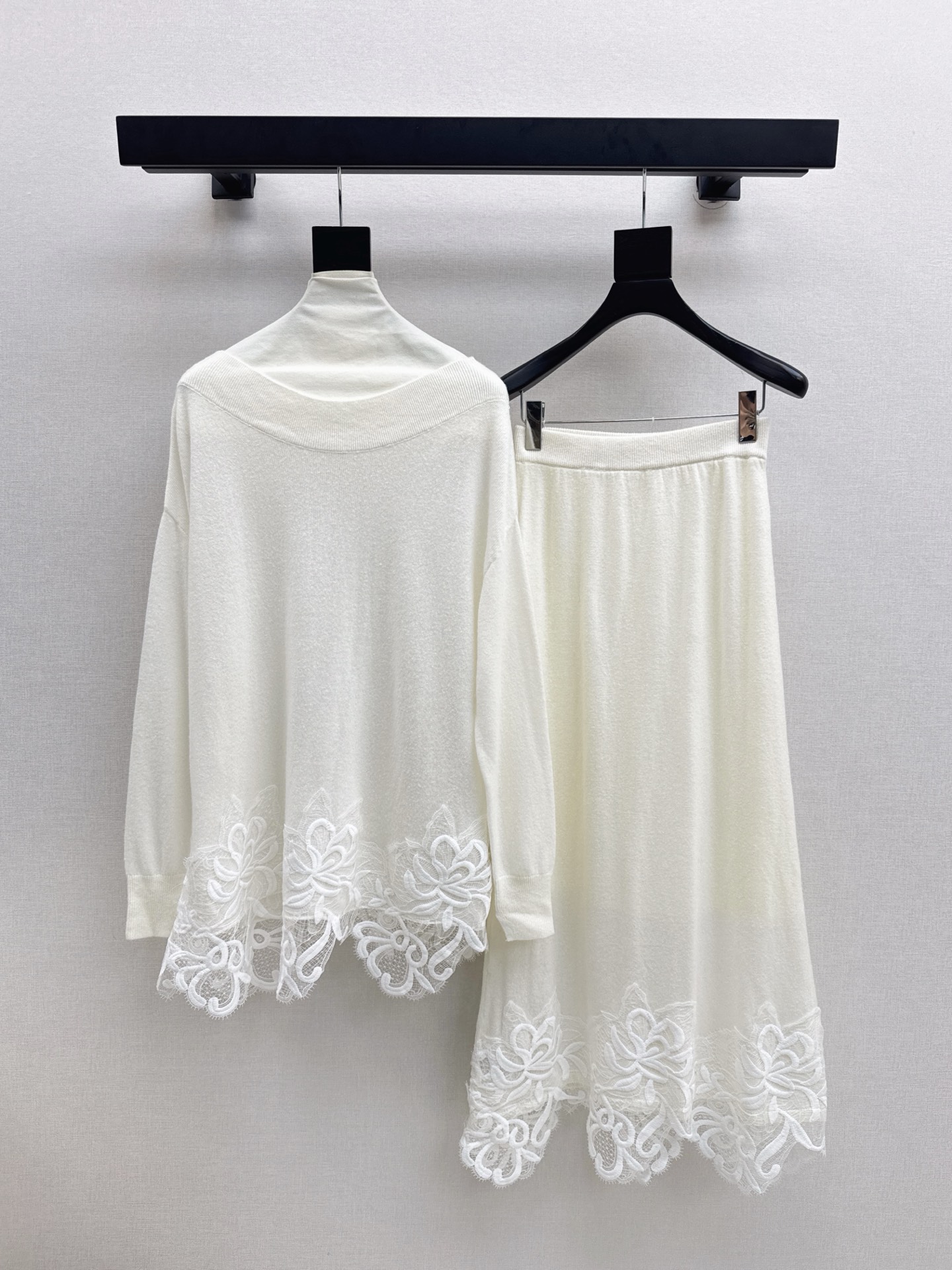 NO:507303,Recommended single styles of top skirt Es 25Ss—————The latest lace splicing suit for early autumn loose one-length knit sweater + hip-pack skirt 100% high-quality wool fabric exquisite splicing lace splicing hem Three-dimensional floral hollow design Agile and vivid posture during walking White like fresh and elegant black aura coexist with softness One color is available in stock sml, skirts, alexander wang19860909上衣半裙爆单款推荐 Es 25Ss————早秋最新款蕾丝拼接套装宽松一字领针织衫+包臀半裙 百分百优质羊毛面料 精致拼接蕾丝花边拼接下摆 立体花卉镂空设计 行走间灵动生姿 白色如清新淡雅黑色气场与柔美并存 一色现货发售sml,,skirts,alexander wang,Women's clothing