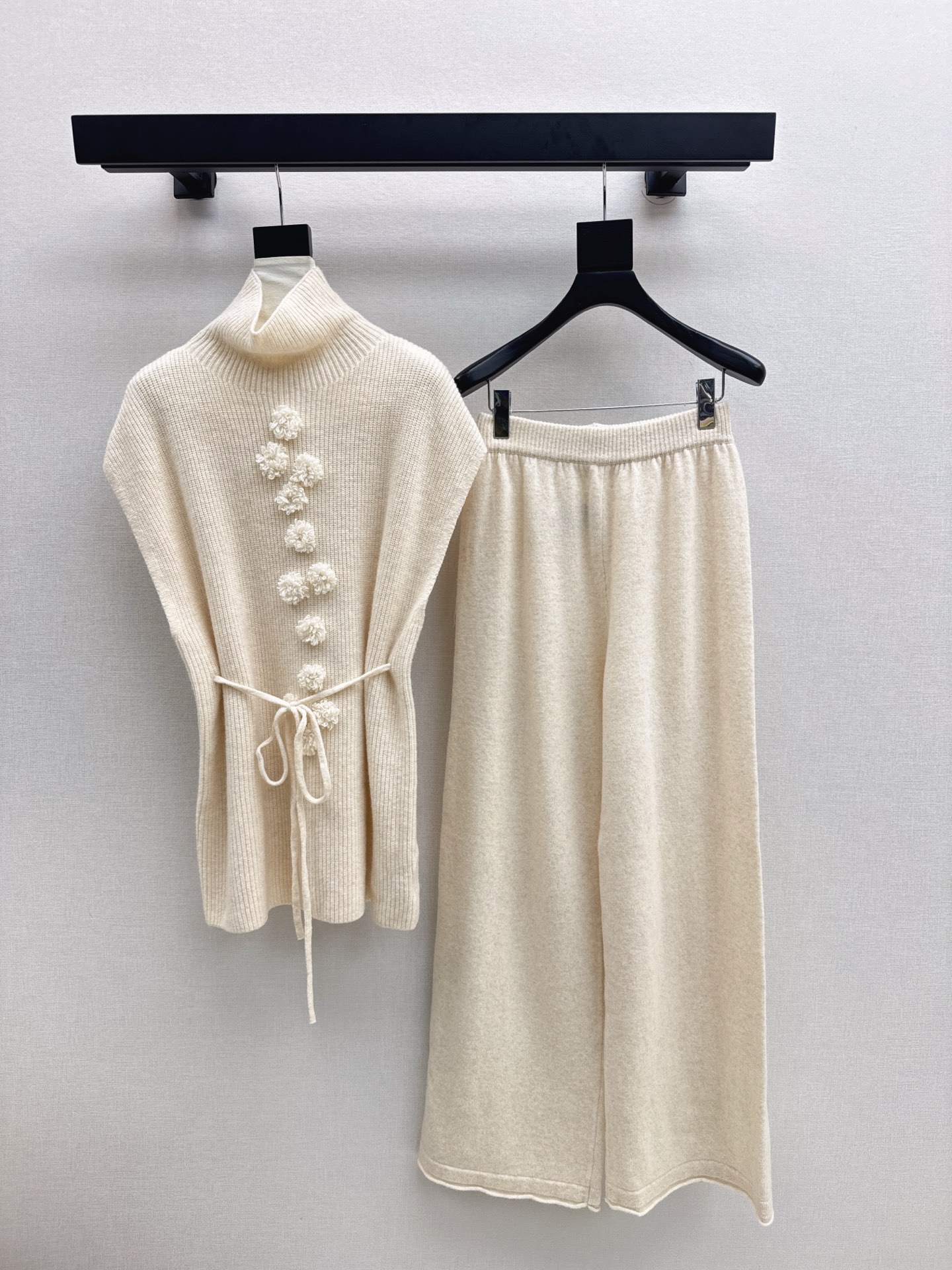 NO:507293,Exclusive model ~ C home 25Ss———The latest sleeveless knitted suit in early autumn, three-dimensional flower-decorated turtleneck sweater + elastic waist straight pants, exquisite beauty, the overall feeling is particularly simple and elegant, one set is matched to give you a gentle, beautiful and charming feeling, the color and style are impeccable, the must-have set looks good no matter how you match it, the fabric is of a unique texture, custom wool fabric, the details are very good, one set is out, three-color colors are available in stock, sml, chanel, sweaters, alexander wang19860909独家款～ C家 25Ss———早秋最新款无袖针织套装 立体花朵装饰高领毛衣+松紧腰直筒裤 精致美感 整体给人感觉特别的简约大气 一套搭配起来给你人一种温柔美丽动人的感觉 颜色跟版型都无可挑剔 懒人必备一套怎么搭都好看 面料质感一绝 采用的是定制羊毛面料 细节很到位 一套出 三色色现货发售sml,,chanel,sweaters,alexander wang,Women's clothing