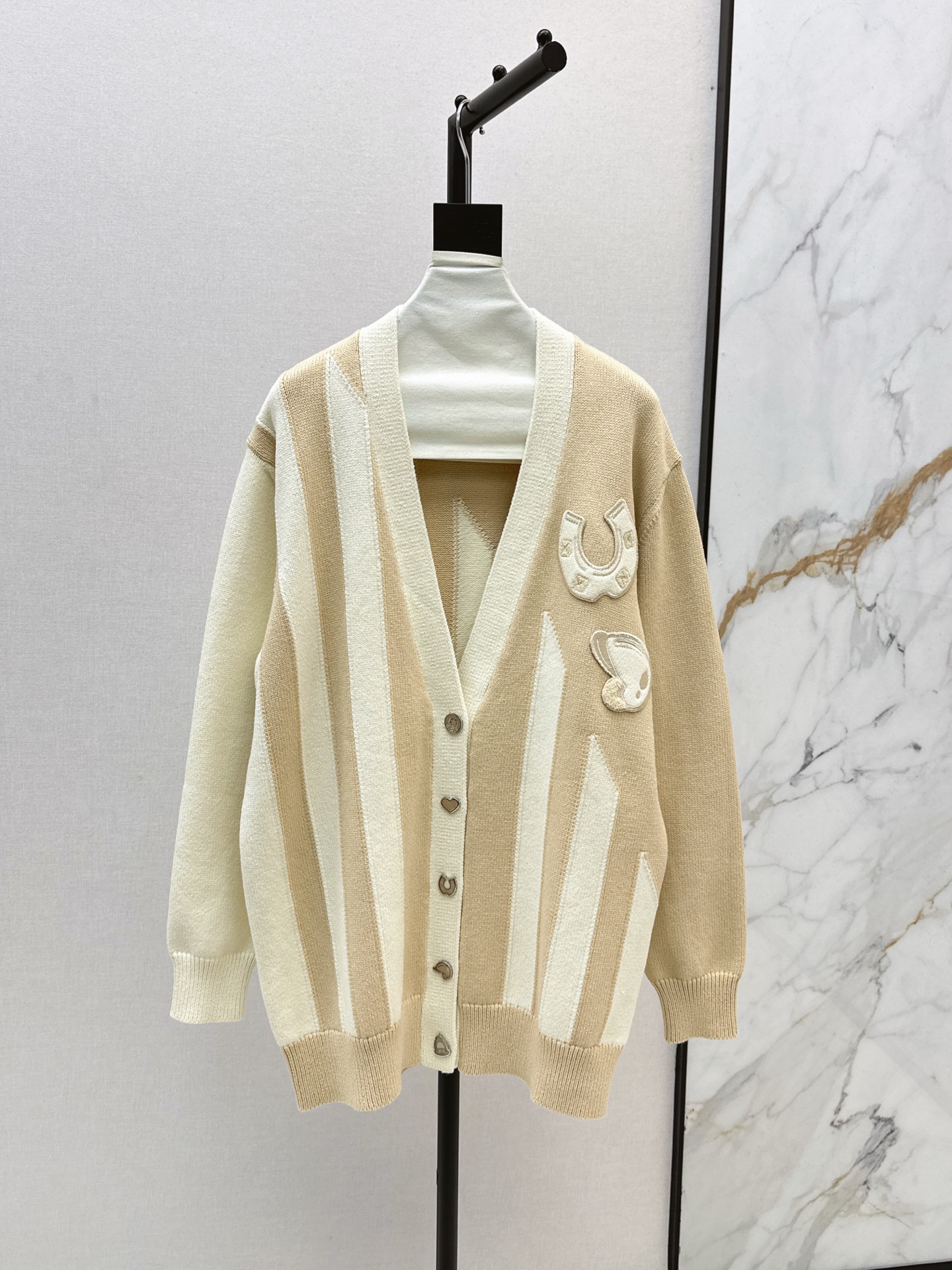 NO:507278,Her 25Ss———The latest high-end old-fashioned V-neck knitted cardigan in autumn and winter. The actual wear rate is very high. Wear it alone or under the base. A real cardigan with a delicate upper body that shows temperament. Elegant and playful. A bit age-reducing. One-color spot-on sml, alexander wang19860909Her 25Ss———秋冬最新高级老钱风V领针织开衫 实穿率巨高 单穿或者打底穿 实打实的一件开衫 精致上身很显气质 优雅中带着一丝俏皮 有点减龄范 一色现货发售sml,,alexander wang,Women's clothing