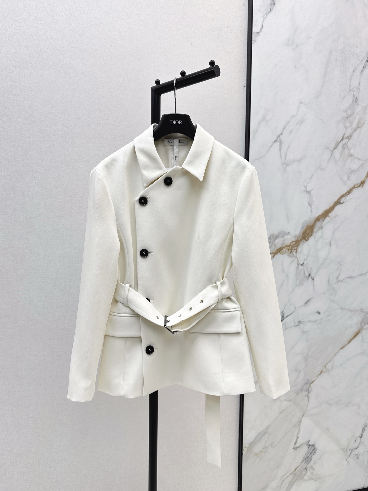 NO:507263,CD 25Ss———The latest slanted lapel suit jacket in autumn and winter. The belt twill belt waist style is minimalist and high-end. It is capable and gentle. The imported twill fabric has a super texture. The clean, smooth and neat and atmospheric style shows the goddess' aura. It can be easily controlled by height, fat and thin. Create a casual and elegant temperament. Attend to a party to improve clothing style. Two colors are available for sale in stock. SML, Jackets & coats, business suit, alexander wang19860909CD 25Ss————秋冬最新款斜开扣翻领西装外套 腰带束腰版型极简高级感 干练又尽显温柔 进口斜纹面料质感超赞 线条干净流畅利落大气的版型立显女神气场 无论高矮胖瘦都能轻松驾驭 打造随性优雅气质 聚会出席提高衣品的西服 两色现货发售sml,,jackets & coats,business suit,alexander wang,Women's clothing