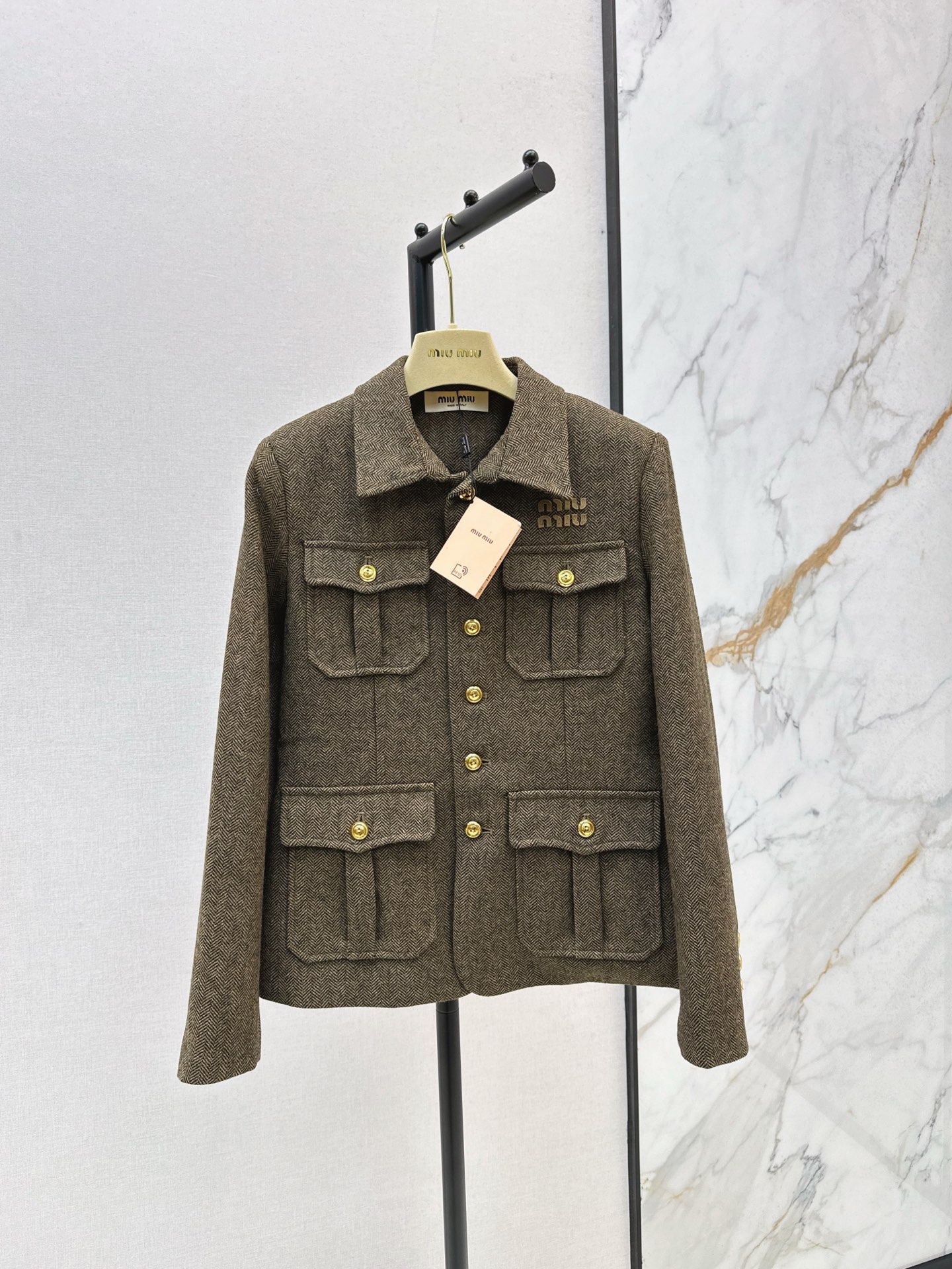 NO:507254,Temperament small jacket Miu 25Ss———The latest wool herringbone lapel jacket in autumn and winter. Coffee-colored herringbone. It contains wool ingredients. It has a strong texture and warmth. It has a very warm winter. The style is a popular short style this year. The four-pocket decoration + metal button embellishment is very high-end. It has a bit of a Vintage feeling. Recommended. One-color spot-on sml, miumiu, jackets & coats, alexander wang19860909气质小外套 Miu 25Ss———秋冬最新款羊毛人字纹翻领外套 咖色系人字纹 含羊毛成分质感厚实保暖度在线～ 很有冬天的温暖Feel 版型是今年流行的短款 四口袋装饰+金属扣子点缀很高级感 有点Vintage的感觉 推荐 一色现货发售sml,,miumiu,jackets & coats,alexander wang,Women's clothing