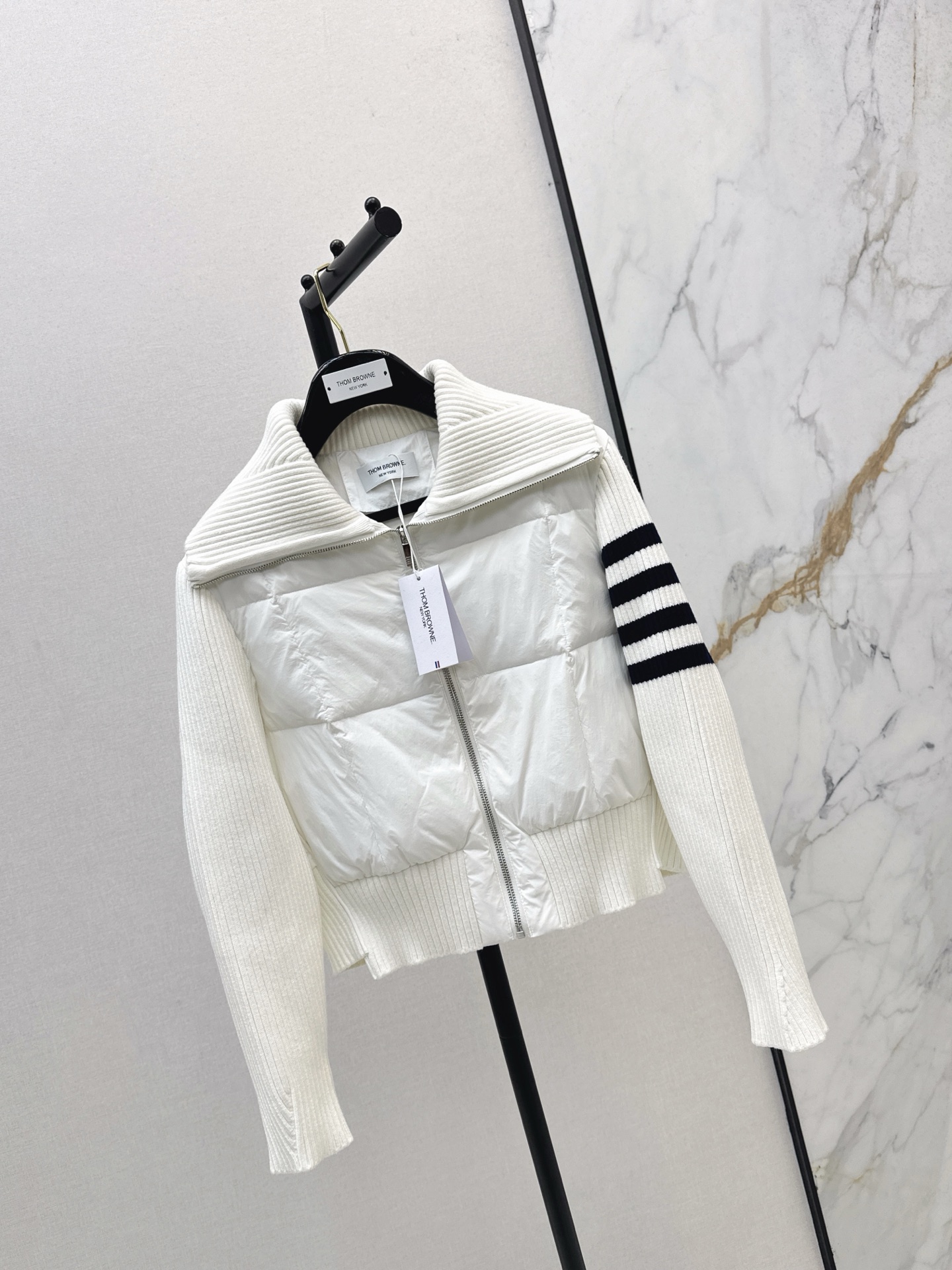 NO:507244,Exclusive model with dust bag ~ TB 25Ss———The latest wool spliced ​​large lapel short down jacket in autumn and winter imported 90 velvet, light and comfortable, with heating and warmth function, merino wool spliced ​​with sleeves and neckline, comfortable and thick feel, minimalist casual jacket style, unselected and super slim, casual and versatile artifact, Italian elegant, high-end and casual and atmospheric, two colors for sale in stock,, jackets & coats, down jacket, alexander wang19860909配防尘袋独家款～～TB 25Ss———秋冬最新款羊毛拼接大翻领短款羽绒服国标进口90绒 轻盈舒适自带发热保暖功能 袖子及领口拼接美利奴羊毛舒适厚实的手感 极简休闲夹克版型 不挑人上身超显瘦 休闲百搭神器 意式优雅高级感随性又大气 两色现货发售sml,,jackets & coats,down jacket,alexander wang,Women's clothing