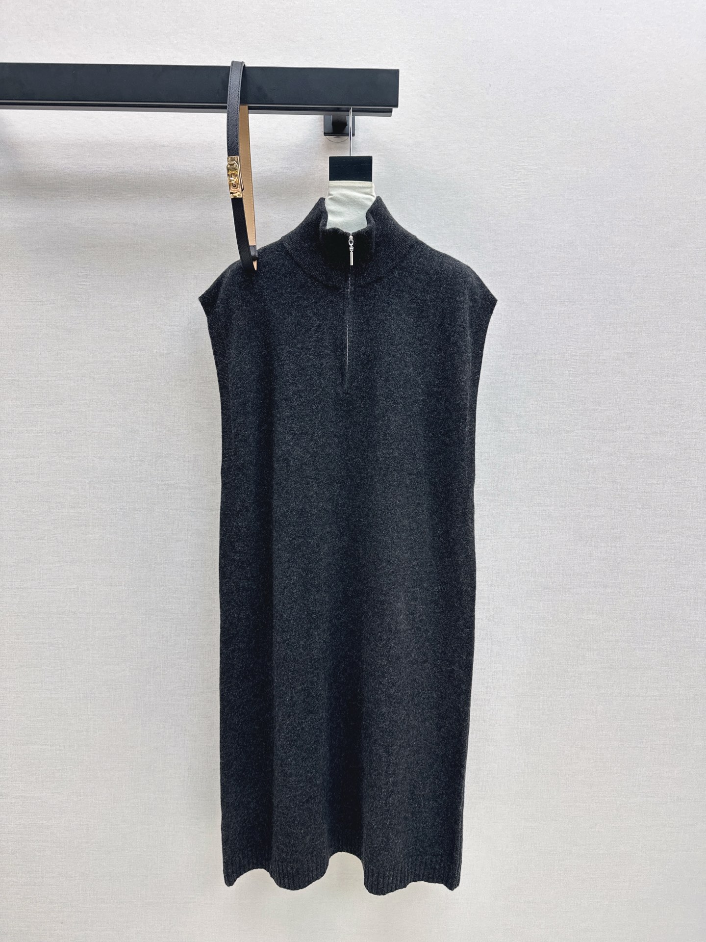 NO:629639,Exclusive model~~ Her 25Ss————The latest round neck wool sleeveless dress in autumn and winter. Loose version. Dress H version. Highly tolerant. Soft and waxy. No pressure when worn. Delivery belt. Three colors available for sale. sml, skirts, alexander wang19860909独家款～～ Her 25Ss————秋冬最新款圆领羊毛无袖连衣裙宽松的版型 连衣裙H版型 包容性超高 软糯贴身穿无压感 配送腰带 三色现货发售sml,,skirts,alexander wang,Women's clothing
