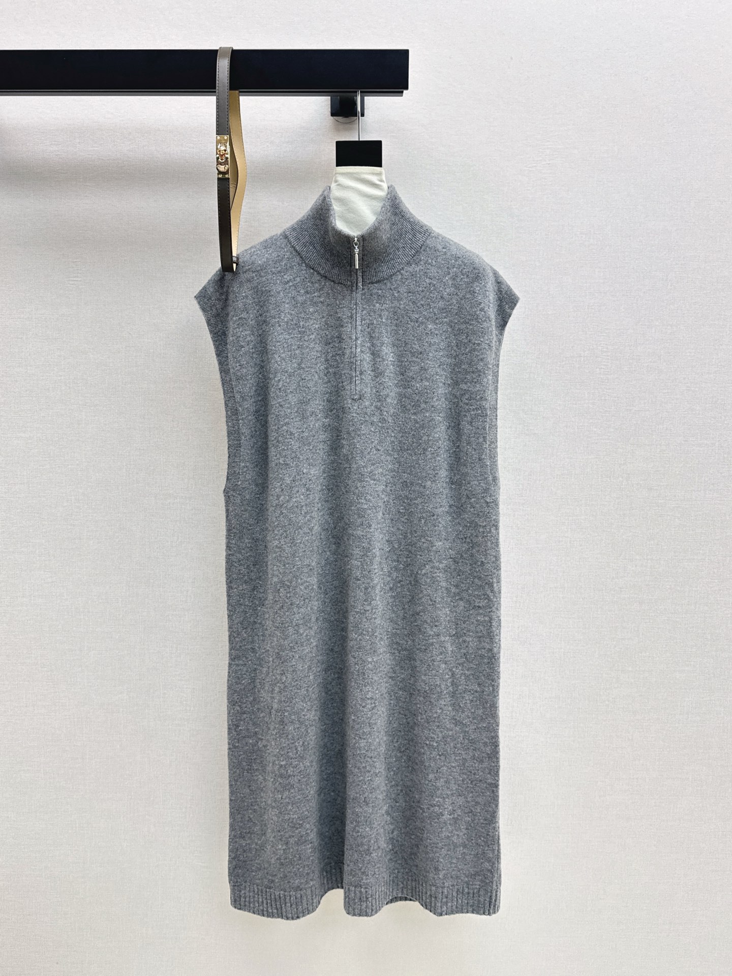 NO:629633,Exclusive model~~ Her 25Ss————The latest round neck wool sleeveless dress in autumn and winter. Loose version. Dress H version. Highly tolerant. Soft and waxy. No pressure when worn. Delivery belt. Three colors available for sale. sml, skirts, alexander wang19860909独家款～～ Her 25Ss————秋冬最新款圆领羊毛无袖连衣裙宽松的版型 连衣裙H版型 包容性超高 软糯贴身穿无压感 配送腰带 三色现货发售sml,,skirts,alexander wang,Women's clothing