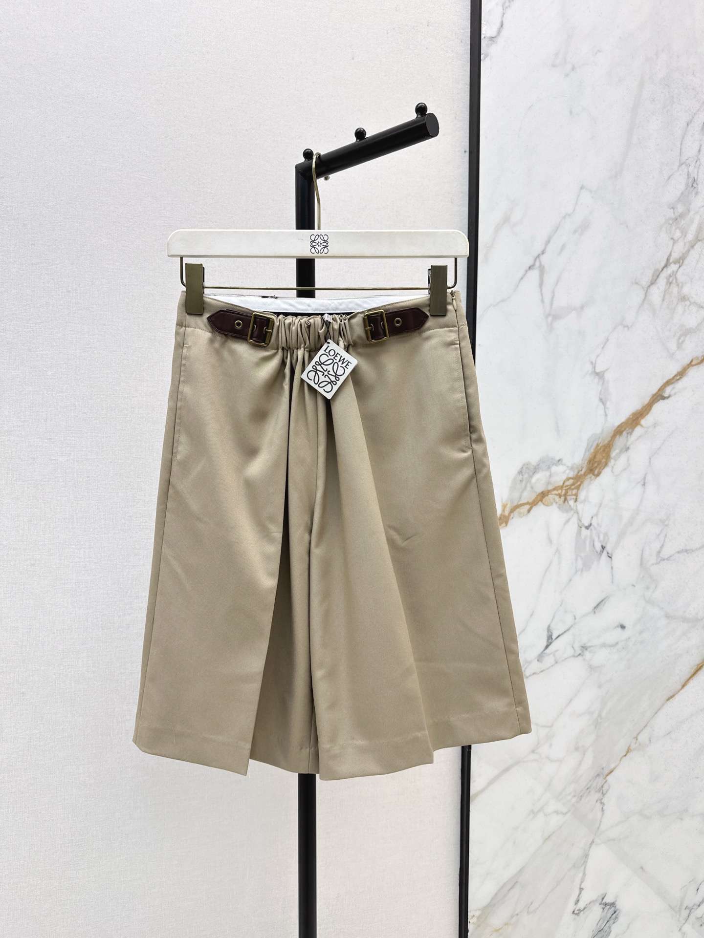 NO:508087,Loe 25Ss———The latest leather buckle, elastic and pleated high waist mid-sleeved pants, elastic and wide-leg pants, pulling out long legs in one second, using textured fabric, classic style, upper body does not pick on body shape, slim and white, and versatile, paired with the same series tops refreshing and age-reducing. Two colors are available in stock smlxl,,loewe,alexander wang19860909Loe 25Ss————秋冬最新款皮扣松紧收褶高腰中裤松紧高腰阔腿裤型 一秒拉出大长腿 采用肌理感面料 经典版型 上身不挑身材 显瘦显白还百搭 搭配同系列上衣清爽又减龄 两色现货发售smlxl,,loewe,alexander wang,Women's clothing
