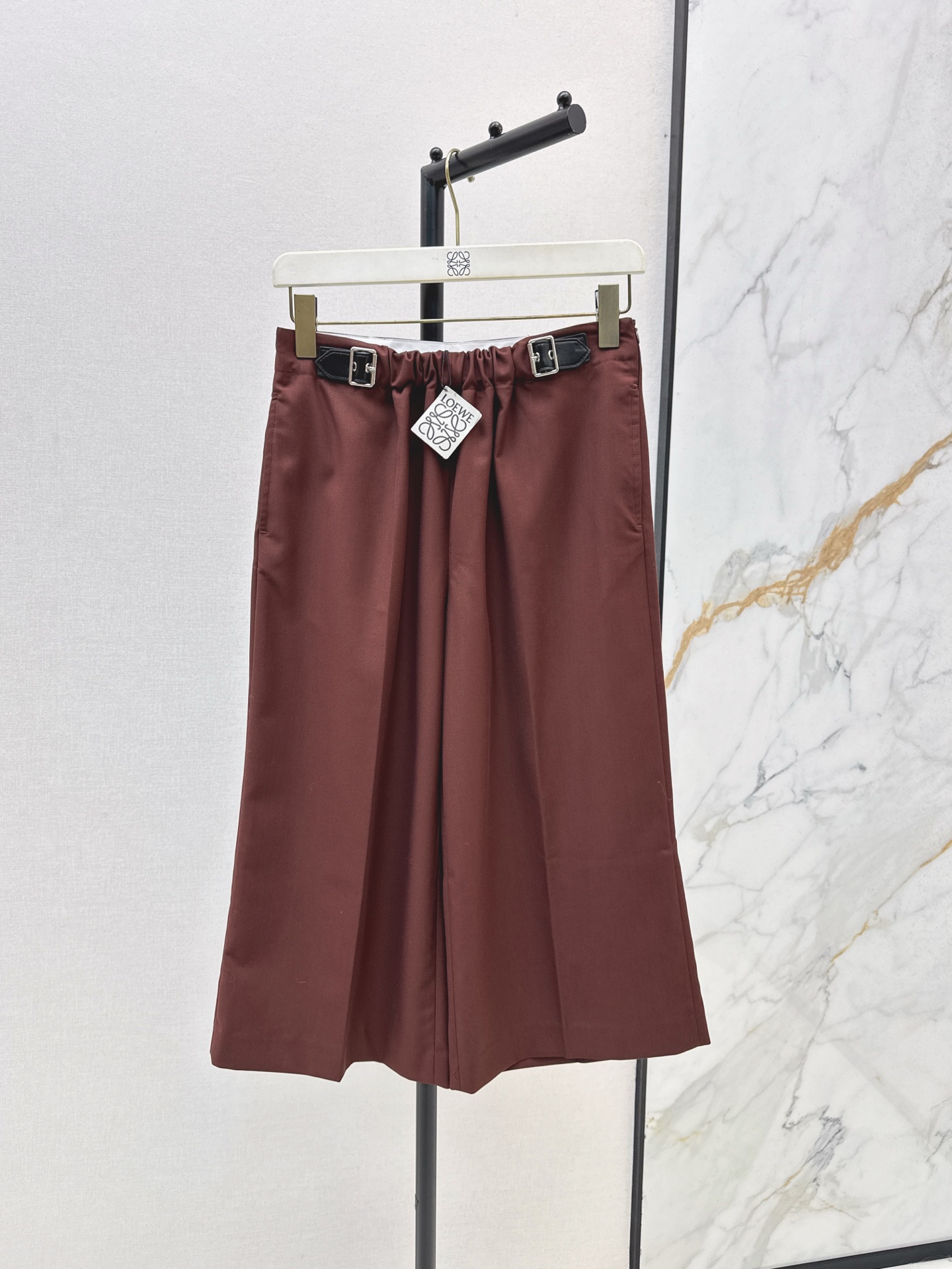 NO:508082,Loe 25Ss———The latest leather buckle, elastic and pleated high waist, cropped pants, elastic and high waist wide-leg pants, pull out long legs in one second, using textured fabric, classic style, upper body does not pick on the figure, slim and white, and versatile, paired with the same series tops refreshing and age-reducing. SMLXL, loewe, alexander wang19860909Loe 25Ss————秋冬最新款皮扣松紧收褶高腰七分裤松紧高腰阔腿裤型 一秒拉出大长腿 采用肌理感面料 经典版型 上身不挑身材 显瘦显白还百搭 搭配同系列上衣清爽又减龄 一色现货发售smlxl,,loewe,alexander wang,Women's clothing