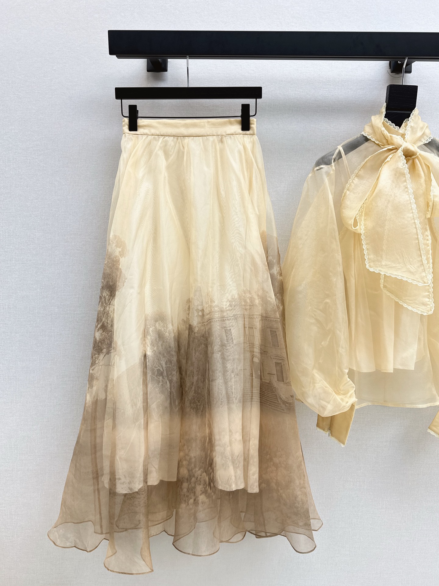 NO:508113,Exclusive first release Zimmen-M 25Ss———The latest vacation style streamer shirt + printed skirt with elegant and fresh vacation style. Elegant pattern prints with romantic and elegant white and rich beauty. 100% silk fabric. One color is developed. SMLXL, skirts, shirts, real silk, alexander wang.19860909独家首发 Zimmen-M 25Ss———早秋最新款度假风飘带衬衫+印花半裙淡雅清新的度假风气息 优雅图案印花浪漫优雅的白富美必备单品 百分百真丝面料 一色分开发 现货发售smlxl,,skirts,shirts,real silk,alexander wang,Women's clothing