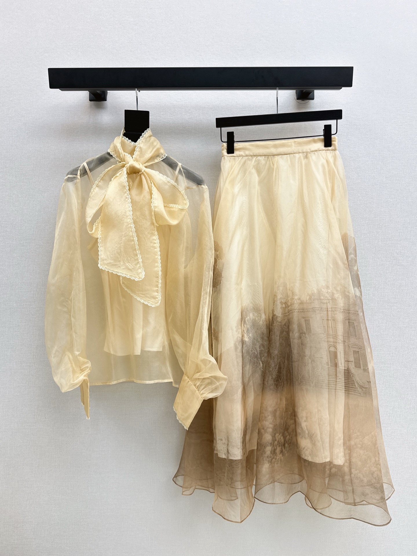 NO:508109,Exclusive first release Zimmen-M 25Ss———The latest vacation style streamer shirt + printed skirt with elegant and fresh vacation style. Elegant pattern prints with romantic and elegant white and rich beauty. 100% silk fabric. One color is developed. SMLXL lining, skirts, shirts, real silk, alexander wang19860909独家首发 Zimmen-M 25Ss———早秋最新款度假风飘带衬衫+印花半裙淡雅清新的度假风气息 优雅图案印花浪漫优雅的白富美必备单品 百分百真丝面料 一色分开发 现货发售smlxl 衬,,skirts,shirts,real silk,alexander wang,Women's clothing