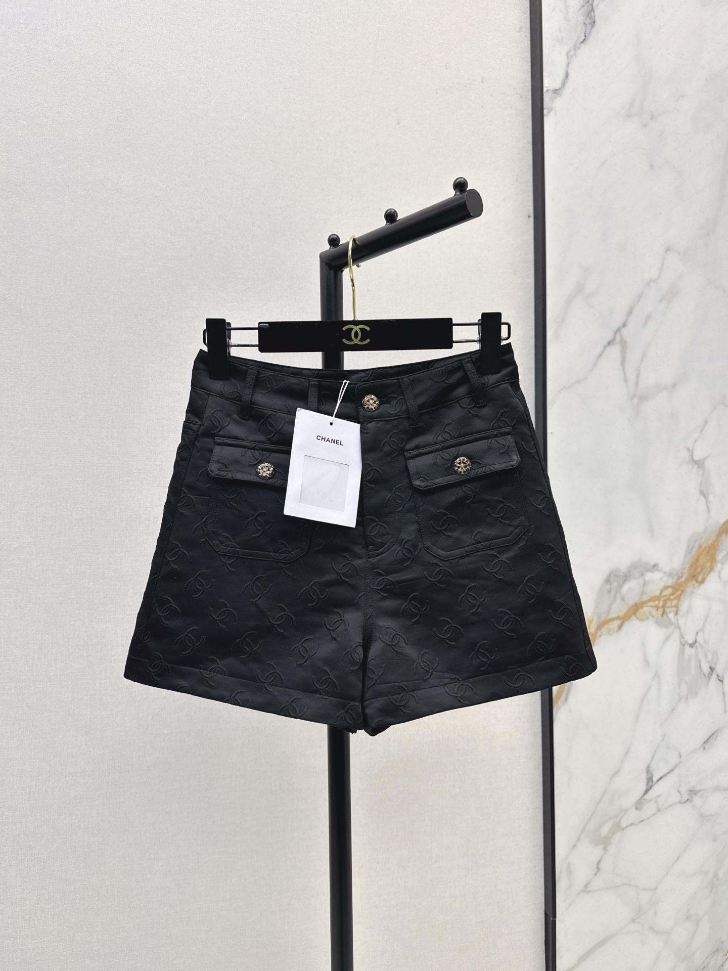 NO:508101,C home 25Ss———The latest jacquard three-piece jacket + shorts + trousers Customized jacquard material with high-quality texture The front closure of the jacket is round and round, and the same series of buttoned shorts and trousers. Jacquard double C echoes perfectly. It is fashionable and fashionable. ~~ Everyday commuting is good. One color is developed. SML, chanel, shorts, jackets & coats, alexander wang.19860909C家 25Ss————秋冬最新款提花三件套外套+短裤+长裤 定制提花材质质感高级 外套前襟花朵圆扣闪耀迷人 搭配同系列系扣短裤长裤 提花双C呼应 完美演绎休闲贵气 时髦洋气～～日常通勤都好看 一色分开发 现货发售sml,,chanel,shorts,jackets & coats,alexander wang,Women's clothing