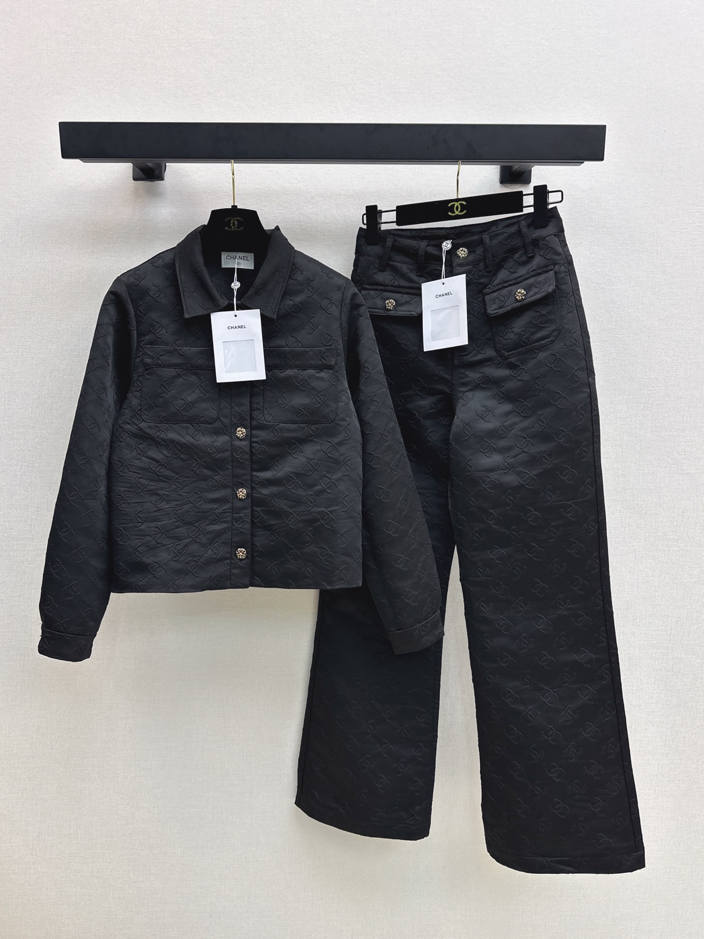 NO:508096,C home 25Ss———The latest jacquard three-piece jacket + shorts + trousers Customized jacquard material with high-quality texture The front closure of the jacket is round and round, and the same series of buttoned shorts and trousers. The jacquard double C echoes perfectly. The casual and noble temperament~~ Everyday commuting is good, one-color development, spot-on sml, chanel, shorts, jackets & coats, alexander wang19860909C家 25Ss————秋冬最新款提花三件套外套+短裤+长裤 定制提花材质质感高级 外套前襟花朵圆扣闪耀迷人 搭配同系列系扣短裤长裤 提花双C呼应 完美演绎休闲贵气 时髦洋气～～日常通勤都好看 一色分开发 现货发售sml 外,,chanel,shorts,jackets & coats,alexander wang,Women's clothing