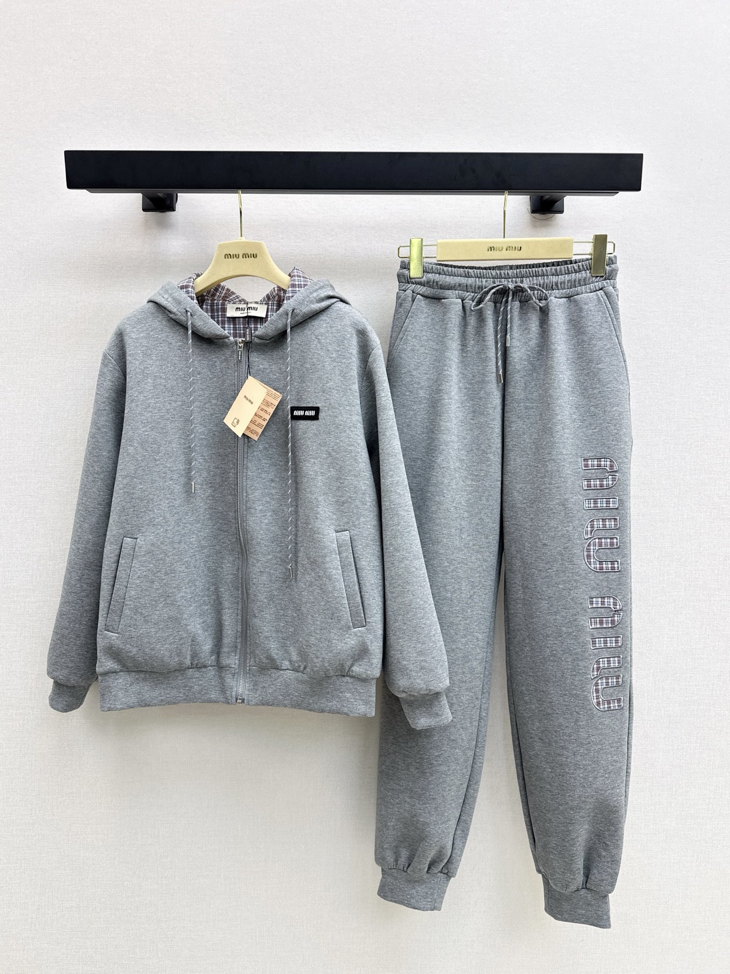 NO:508081,Double-sided wearable Miu 25Ss——The latest classic casual suit for autumn and winter, double-sided wearable hooded jacket + elastic waist casual pants Customized twill cotton + checked cotton, comfortable and breathable, crisp and stylish Hooded zipper jacket cut, fashionable and casual The chest is decorated with iconic letter logo, rich visual effect is more fashionable, loose silhouette makes it look slim and energetic, one set, two colors are available in stock, sml, miumiu, jackets & coats,hats,alexander wang19860909双面可穿 Miu 25Ss———秋冬最新款经典休闲套装双面可穿连帽外套+松紧腰休闲裤 定制斜纹全棉+格纹棉布 舒适透气 挺括有型 连帽拉链外套裁剪 时髦休闲 胸前饰以标志性字母徽标 丰富视觉效果更显时髦 廓形宽松版型显瘦增添活力 一套出 两色现货发售sml,,miumiu,jackets & coats,hats,alexander wang,Women's clothing