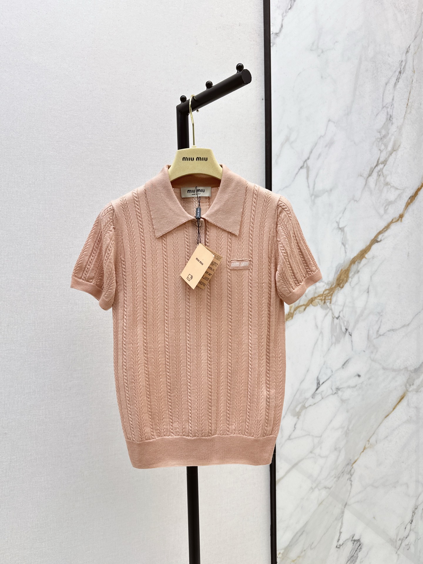 NO:508076,Recommended single style Miu 25Ss———The latest style of sweet girl in autumn and winter, age-reducing polo sweater age-reducing nude pink dressing ceiling This polo shirt is so refreshing and energetic. It’s a youth drama to rush to school girls~ One color is on sale in stock, miumiu, alexander wang19860909爆单款推荐 Miu 25Ss———秋冬最新款甜妹穿搭减龄polo针织衫减龄裸粉色穿搭天花板 这件polo衫也太有校园女主感了吧 清爽又元气 穿上就是青春剧在逃学妹～ 一色现货发售sml,,miumiu,alexander wang,Women's clothing