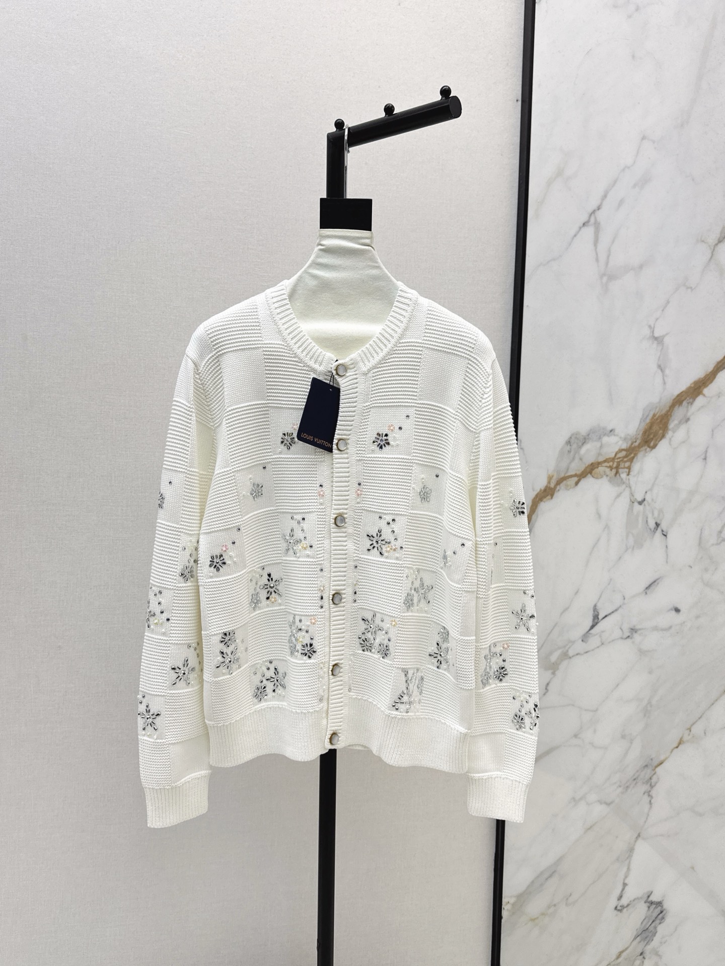 NO:508115,Men and women's same style 25Ss————The latest joint-branded Nigo series Monogram flower hot diamond flower heavy industry fixed bead cardigan jacket heavy industry positioning three-dimensional pink diamond bead contrasting technology Checkerboard weaving throughout the fashionable and high-end sense Swiss woven positioning inlay technology Advanced pink color matching Sporty atmosphere Men and women's style Classic wide version stylish and high-end!  White and rich beauty must be bought, not picky about people, look slim, two colors are on sale in stock, Jackets & coats, alexander wang19860909男女同款 25Ss————秋冬最新款联名Nigo系列Monogram花烫钻花重工定珠开衫外套重工定位立体粉钻定珠撞色工艺 棋盘格编织贯穿时髦高级感 瑞士机织定位嵌花工艺 高级粉嫩配色 运动气息男女同款 经典宽版版型时髦又高级！白富美必入 不挑人上身巨显瘦 两色现货发售sml,,jackets & coats,alexander wang,Women's clothing