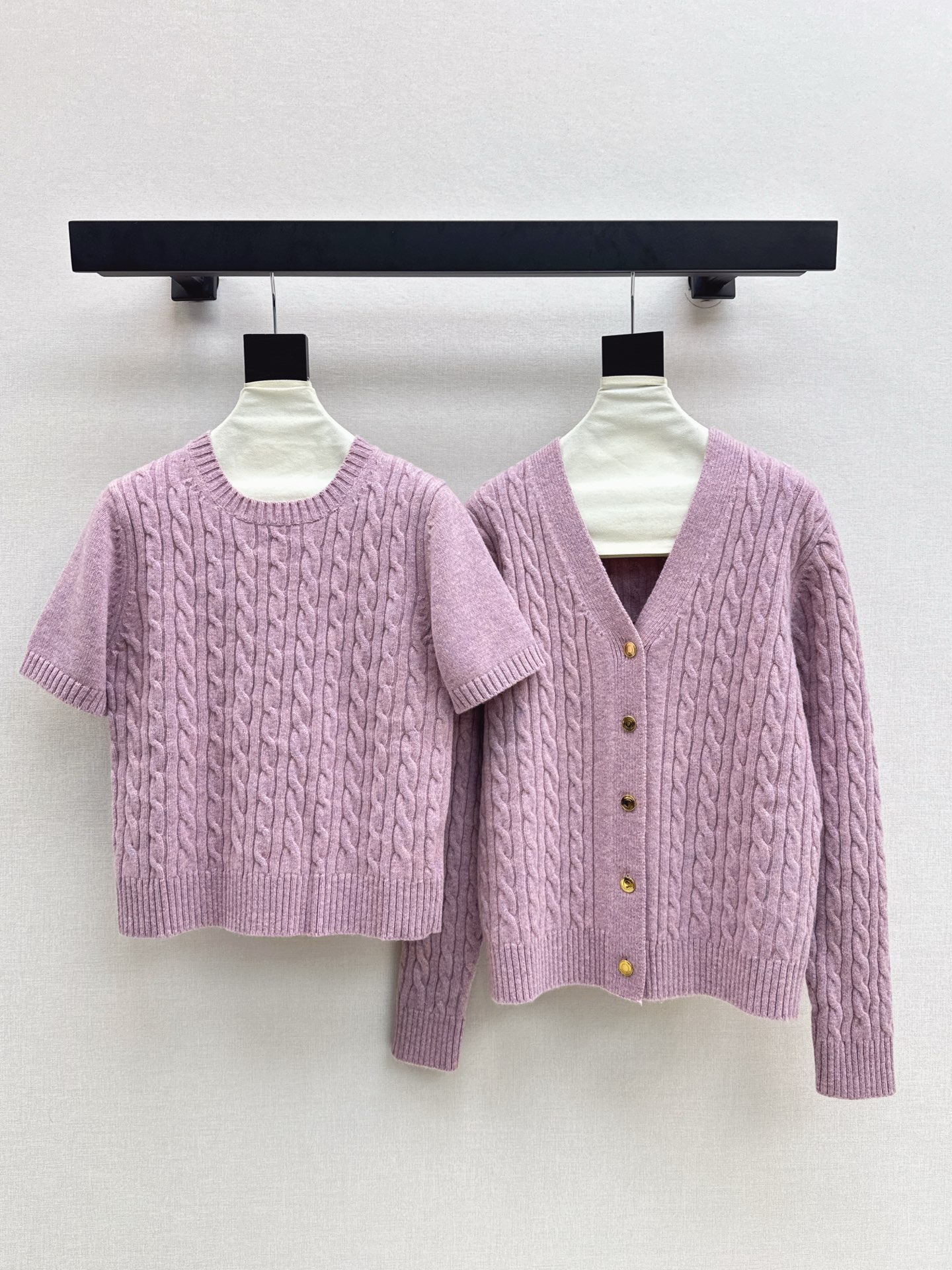 NO:508100,Exclusive model ~ LP 25Ss————The latest style of autumn and winter old-fashion style style, V-neck wool jacket, high-inspired outfit Look~ Quality control is required, 100% imported wool heavy yarn thick texture, excellent texture, classic coloured yarn classic colour, simple and atmospheric, white and rich beauty must have high-end items, classic style, tall and slim, elegant and versatile, not picky, recommended a set of matching, two colors are available in stock, sml, loro piano, jackets & coats, alexander wang19860909独家款～ LP 25Ss————秋冬最新款老钱风穿搭气质V领羊毛外套高知感穿搭Look～ 品质控必入 百分百进口羊毛重磅克重纱线厚实质感超赞 渐色彩纱经典绞花简洁大气 白富美必备高级单品 经典版型上身高挑又显瘦 优雅百搭不挑人 推荐一套搭配 两色现货发售sml,,loro piana,jackets & coats,alexander wang,Women's clothing