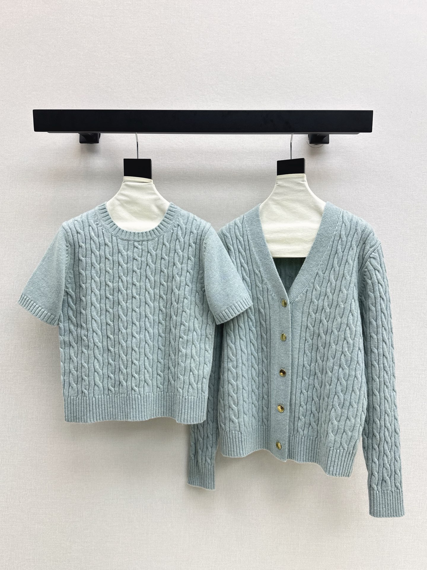 NO:508089,Exclusive model ~ LP 25Ss————The latest style of autumn and winter old-fashion style style, V-neck wool jacket, high-inspired outfit Look~ Quality control is required, 100% imported wool heavy yarn thick texture, excellent texture, classic coloured yarn classic colour, simple and atmospheric, white and rich beauty must have high-end items, classic style, tall and slim, elegant and versatile, not picky, recommended a set of matching, two colors are available in stock, sml, loro piano, jackets & coats, alexander wang19860909独家款～ LP 25Ss————秋冬最新款老钱风穿搭气质V领羊毛外套高知感穿搭Look～ 品质控必入 百分百进口羊毛重磅克重纱线厚实质感超赞 渐色彩纱经典绞花简洁大气 白富美必备高级单品 经典版型上身高挑又显瘦 优雅百搭不挑人 推荐一套搭配 两色现货发售sml,,loro piana,jackets & coats,alexander wang,Women's clothing