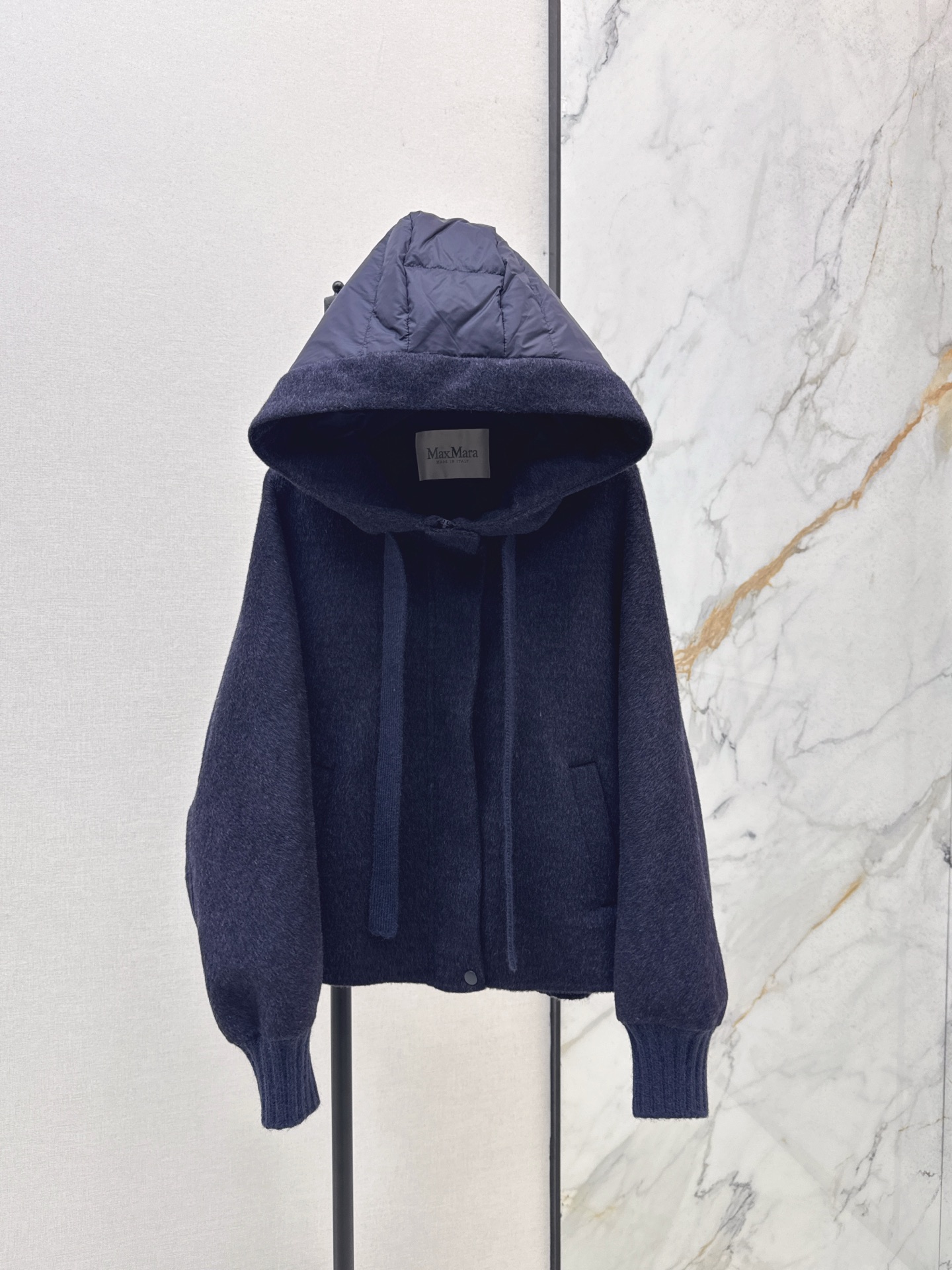 NO:508071,With dust bag Max 25Ss———The latest style of styling double-sided wool hooded short down jacket with jacket with wool splicing is very good~~Classic Os tailoring and splicing method, machine sewing is frozen, classic fashionable and handsome, national standard 90 velvet imported recycled nylon fabric with excellent texture, imported machine sewing, recommended four colors for sale in stock, sml, jackets & coats, down jacket, hats, alexander wang19860909配防尘袋Max 25Ss————秋冬最新款拼接双面呢连帽短款羽绒服外套拼接羊毛设计感很赞～～经典Os剪裁搭配拼接做法 机缝定格 经典时髦又帅气 国标90绒进口再生尼龙面料质感超赞 进口机缝制 推荐四色现货发售sml,,jackets & coats,down jacket,hats,alexander wang,Women's clothing