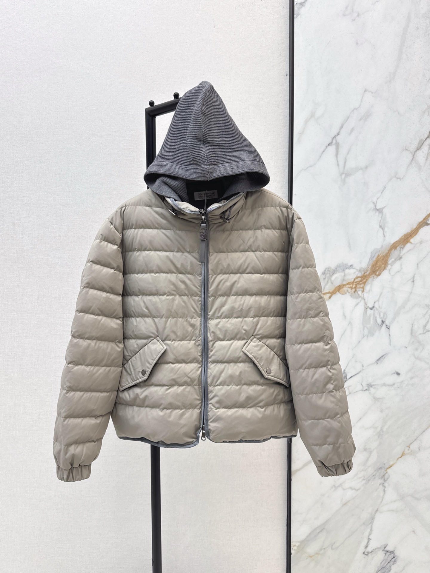 NO:508054,Exclusive model with dust bag~ Bc 25Ss———The latest fake two-piece design hooded short down jacket for autumn and winter, the first choice for down jackets in winter, the wool knitted splicing design is high-end and fashionable, the goose down filling is light and plump, the wool hooded design is minimalist and luxurious, the classic H loose style is not picky for people, the upper body is super huge and slim, casual and generous to create an Italian elegant high-end feeling, two colors are on sale in stock 38/40/42,, jackets & coats, down jacket, hats, alexander wang19860909配防尘袋独家款～ Bc 25Ss———秋冬最新款假两件设计连帽短款羽绒外套冬季的羽绒服首选 羊毛针织拼接门襟设计高级时髦 鹅绒填充轻盈饱满毛织连帽设计极简奢华 经典H宽松版型不挑人上身超巨显瘦 随性大方打造意式优雅的高级感 两色现货发售38/40/42,,jackets & coats,down jacket,hats,alexander wang,Women's clothing
