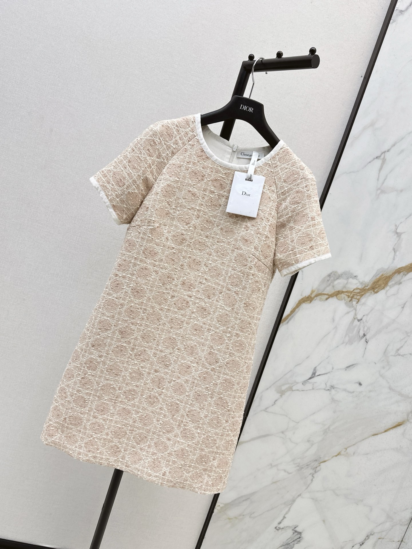 NO:508061,CD 25Ss——————The latest Miss D limited edition plaid plaid classic H-shaped short-sleeved dress with custom three-dimensional woven tweed fabric three-dimensional and wide, classic H-shaped upper body looks slim and tall, versatile and unscrupulous, chaebol daughter, Glacier blue + glutinous pink color makes it more noble and textured, French elegant, intellectual and gentle, white and beautiful must-have item, two colors are available for sale in stock, sml, skirts, T-shirt, alexander wang19860909CD 25Ss————早秋最新款Miss D限定戴妃藤格纹经典H型短袖连衣裙 定制立体编织粗花呢面料立体挺阔 经典H版型上身显瘦又高挑 百搭不挑人财阀千金 冰川蓝+ 糯粉色更显贵显质感 法式优雅知性温柔 白富美必入单品 两色现货发售sml,,skirts,T-shirt,alexander wang,Women's clothing